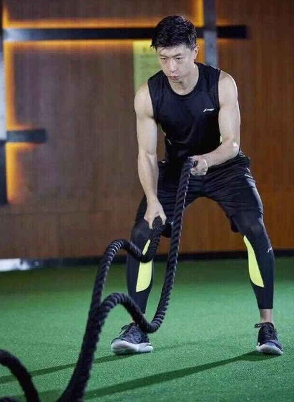 34岁马龙登时尚杂志,儒雅帅气贵公子,手臂肌肉绝了,实至名归. 67