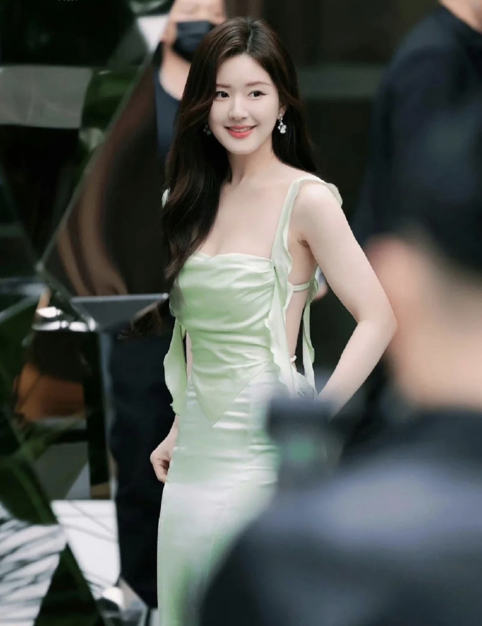 赵露思最新礼服照,肤如凝脂,又纯又欲!
