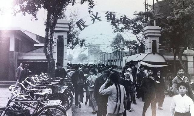 80年代大连老照片:虹霓电影院,长兴街,马栏广场!