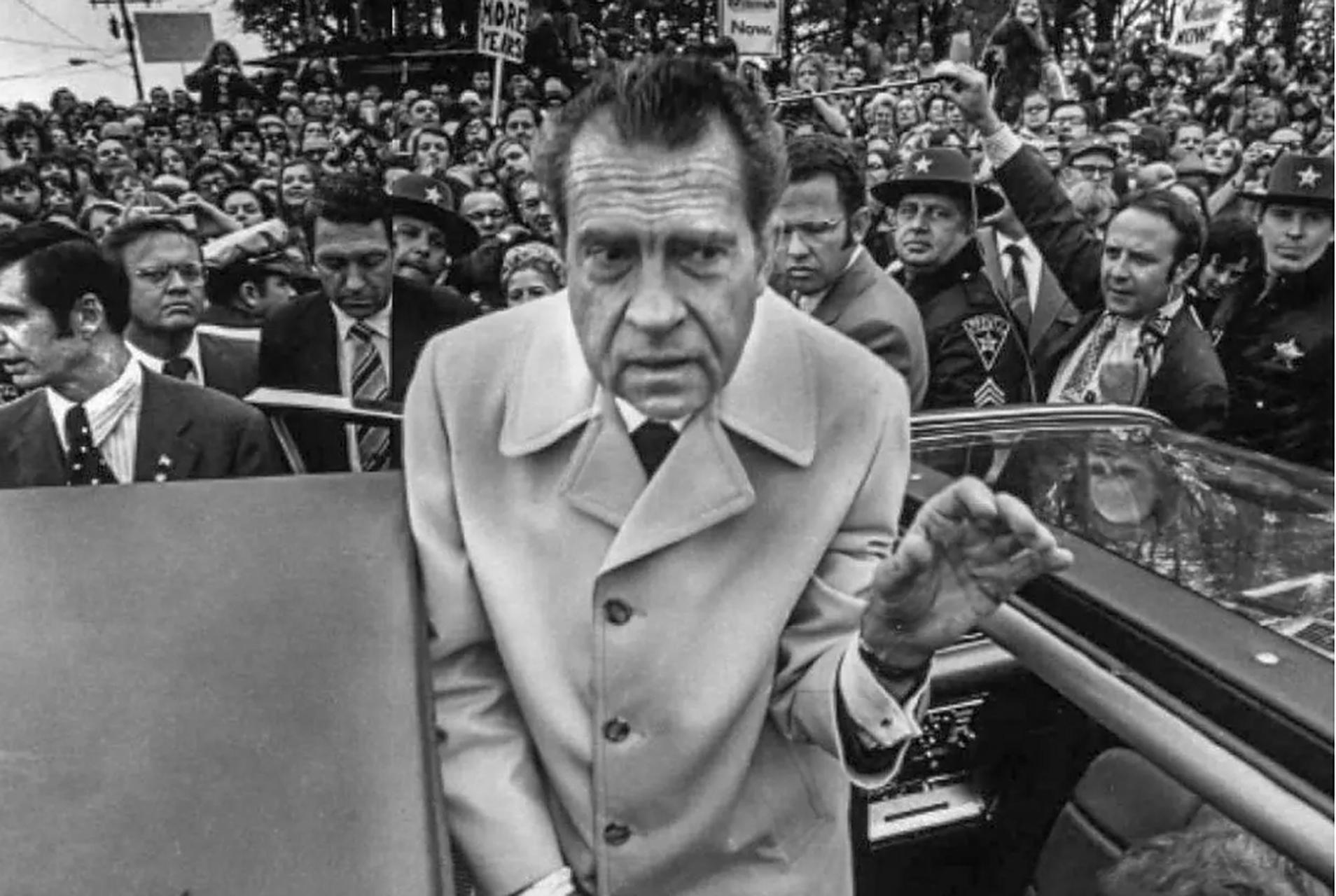 这张照片拍摄于1972年10月,水门事件后的尼克松,59岁的他不顾外界舆论