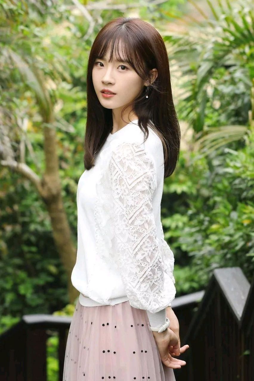 卢洋洋拥有清纯可爱的外貌以及高挑纤细的身材,演技也在线的女演员