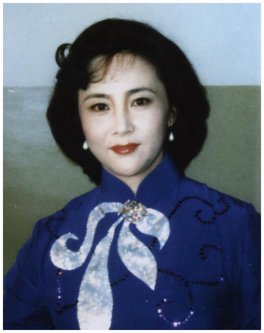 她与刘晓庆同台主持后携女远赴澳洲,如今77岁依旧优雅迷人