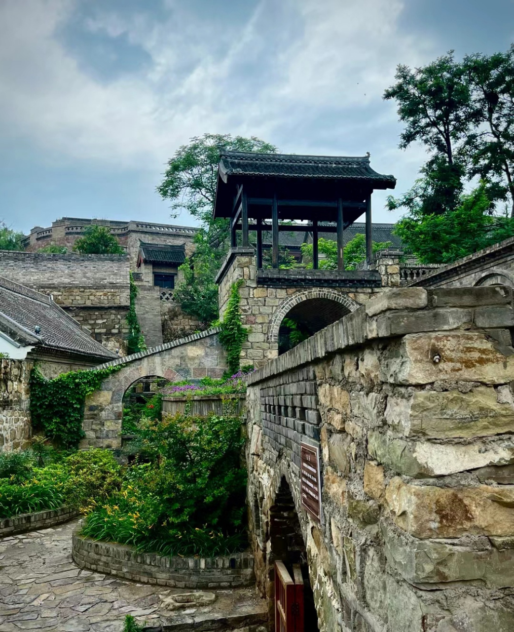 位于河南巩义大峪沟镇的海上桥村,村子四周山峦起伏,村民沿山而居.