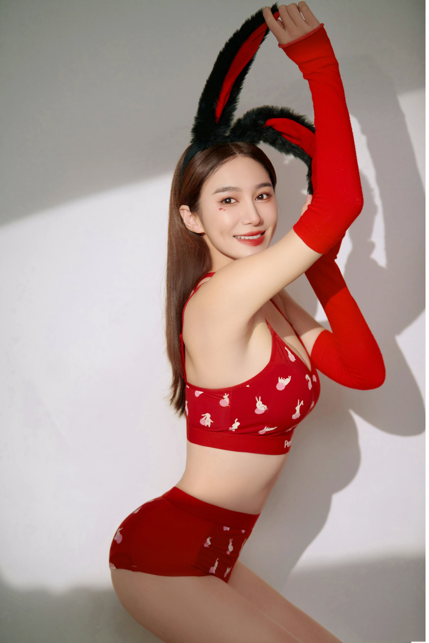 演员唐熙扮演兔女郎,送上兔年祝福,路人看了都说好.