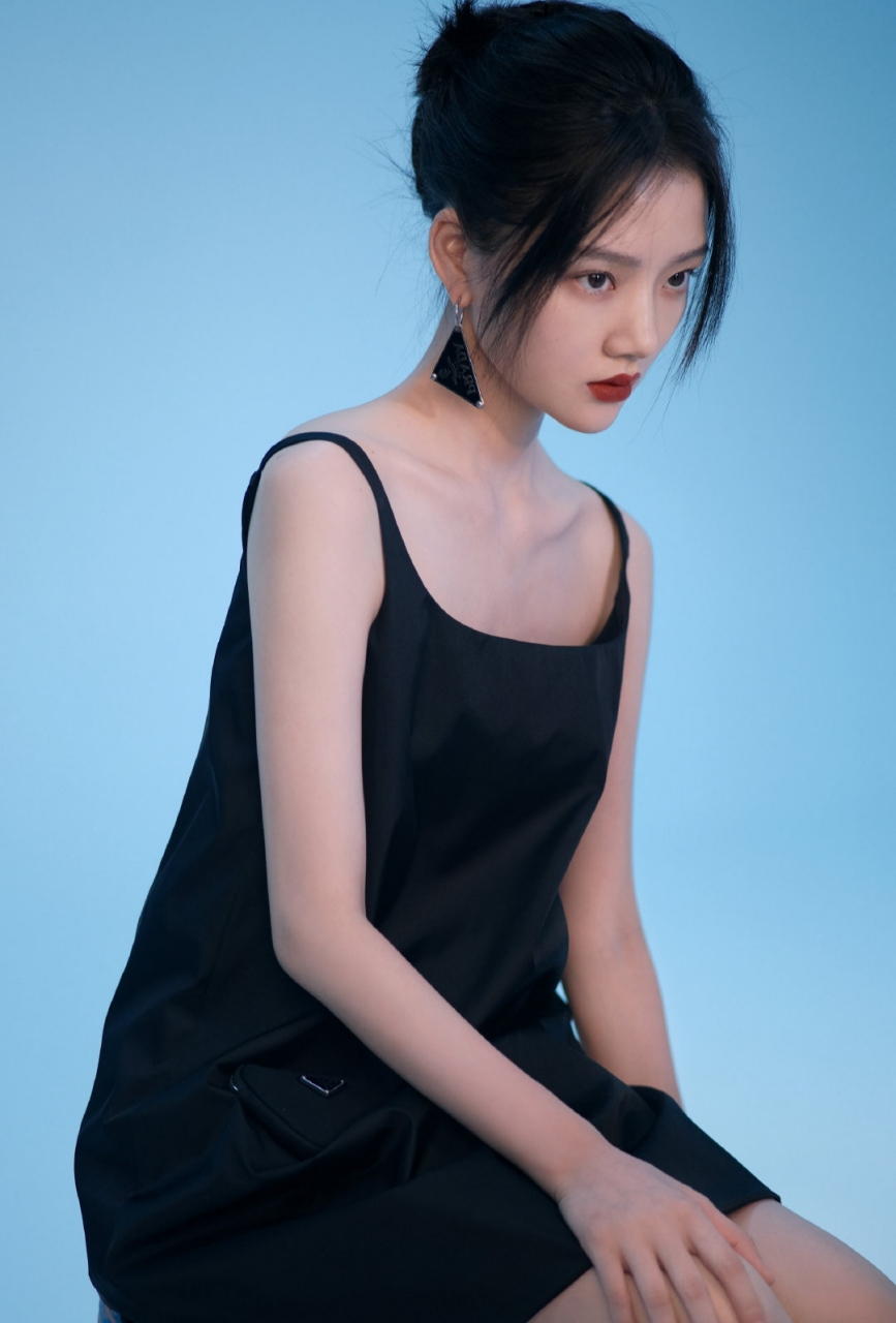 高贵冷艳的气质美女#任敏# 甜美清纯的容颜,白皙细嫩的肌肤,纤瘦苗条