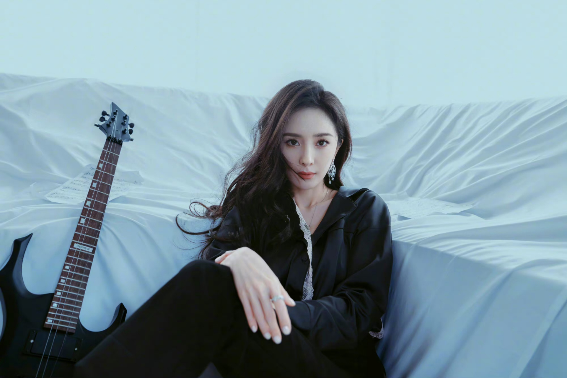 杨幂腰部镂空睡衣# 杨幂腰部镂空睡衣造型,姐姐真的是穿什么都美呀