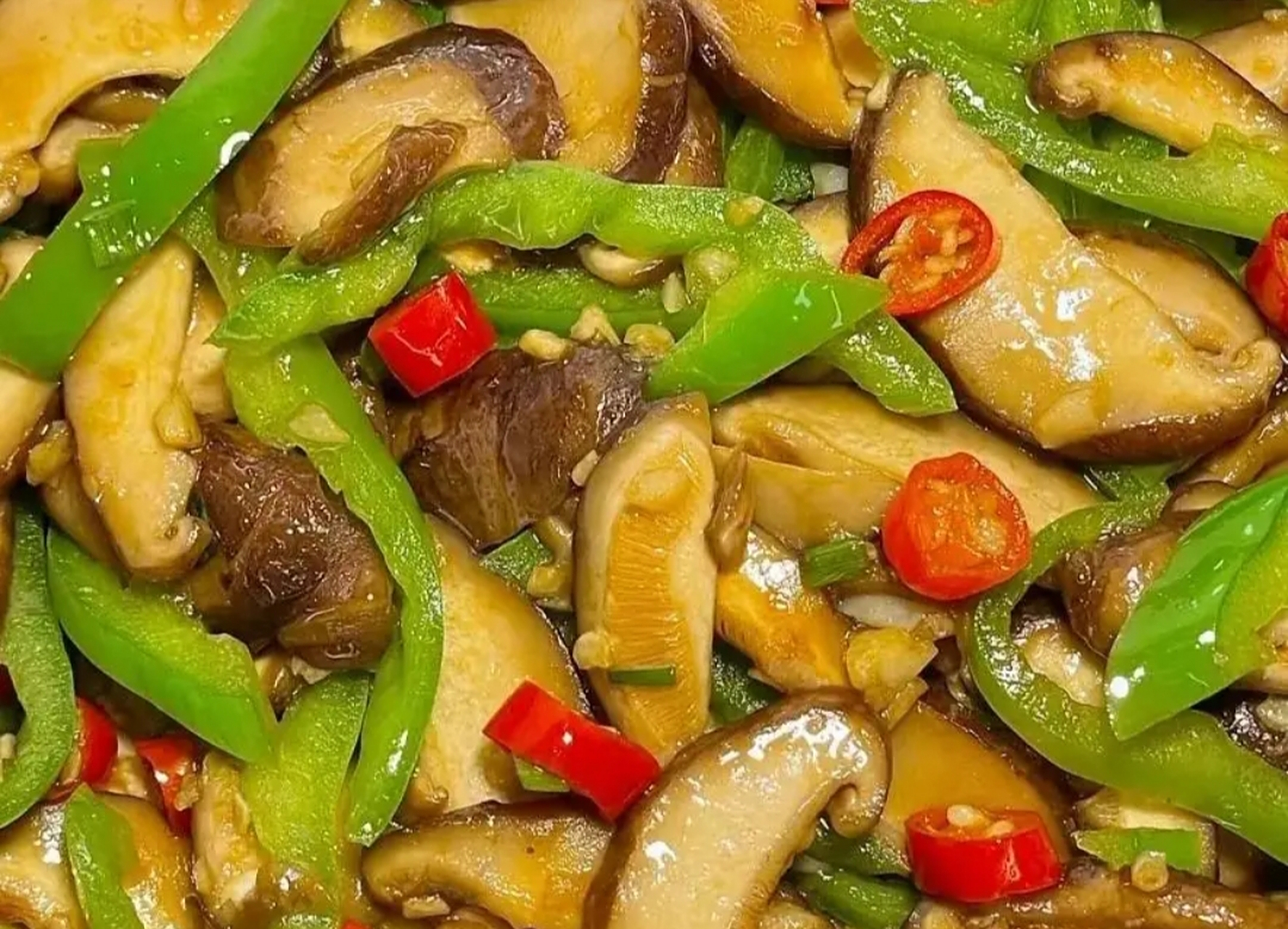 我的美食分享#  青椒炒香菇  准备:香菇,青椒,小米辣,蒜末,葱 ..