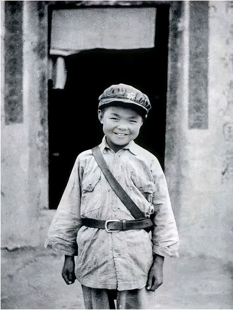 1935年,12岁的红军小战士被马家军抓住,就在对方要开枪打死他时,小