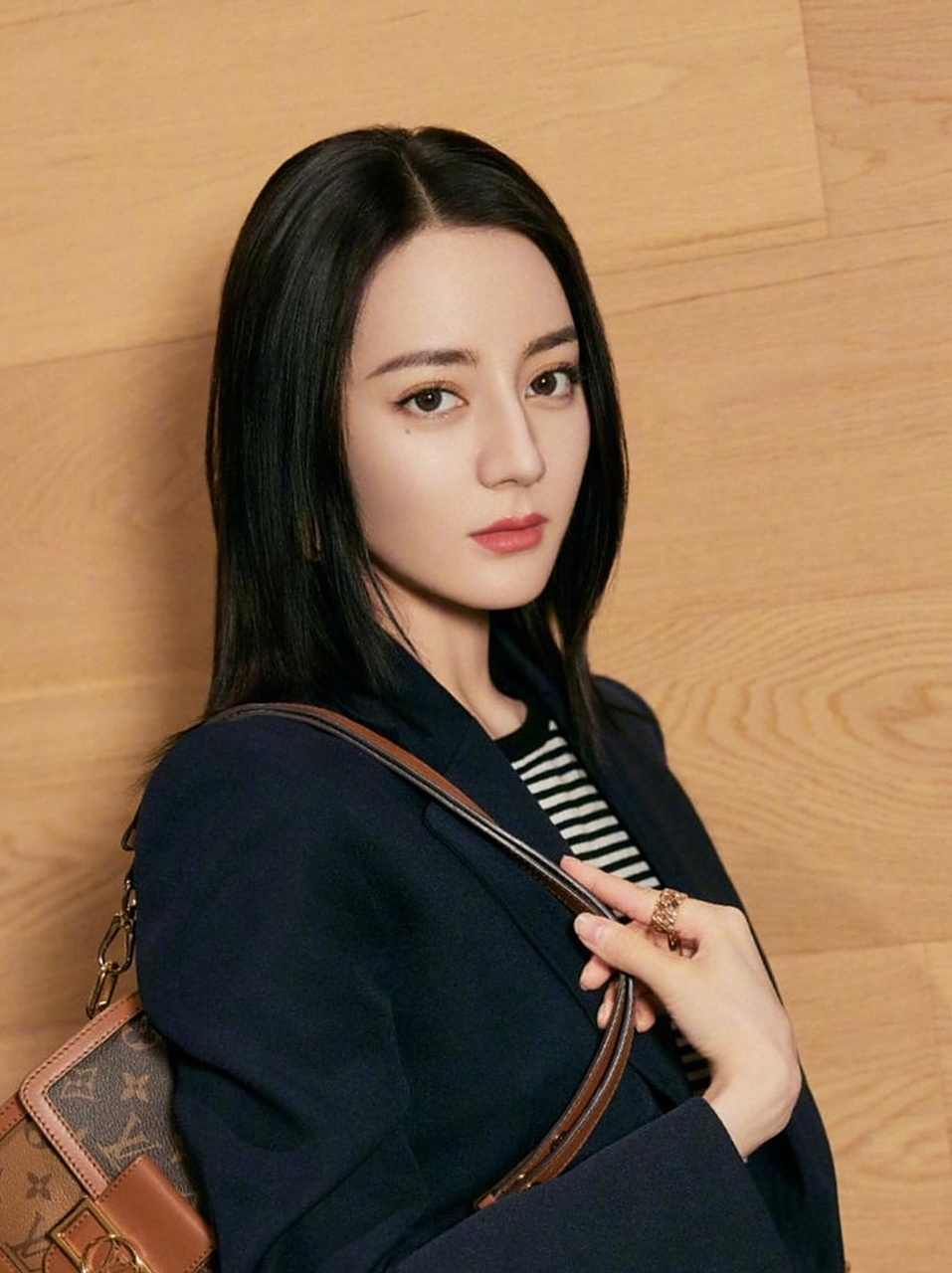 看穿着职业装的迪丽热巴,妖娆性感,美丽大方!女人味十足!