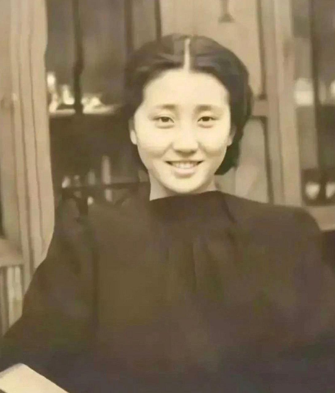 这张罕见的照片拍摄于1937年,当时年轻的蒋英时髦得体,兼具美貌和气质