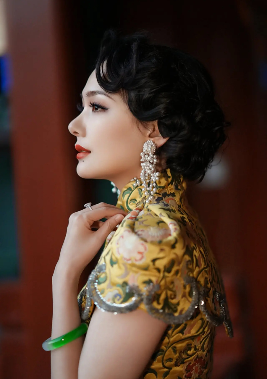 演员程莉莎晒出自己的摆拍造型真是太迷人了,穿着复古黄色刺绣旗袍