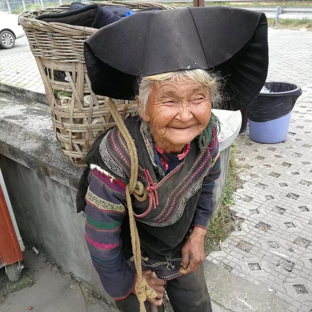 老妈妈的小背篓