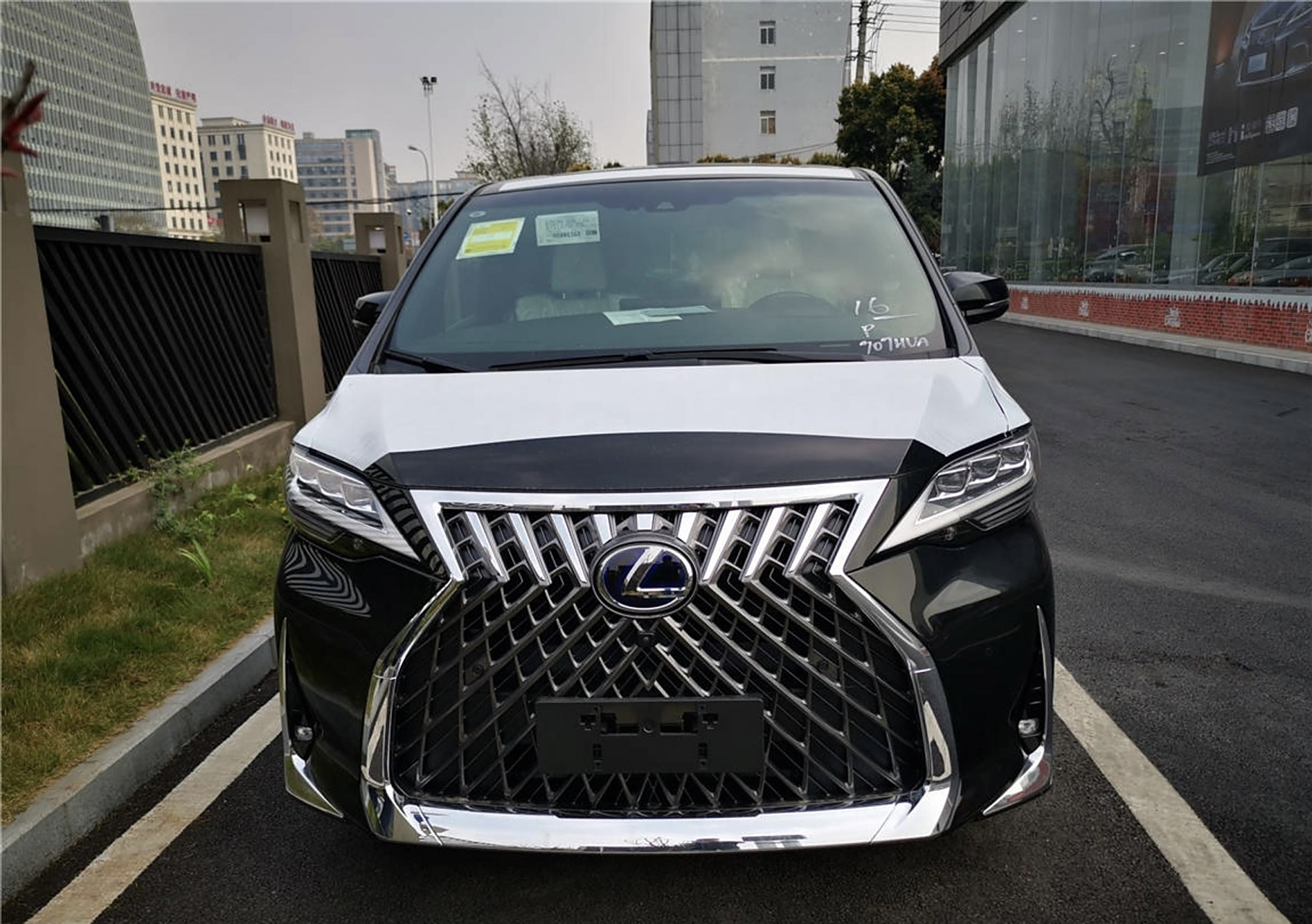 雷克萨斯lm300h的七座隽雅版!