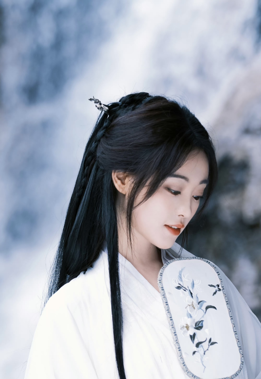 祝绪丹清冷感古装# 祝绪丹清冷感古装造型,美丽动人,真的太漂亮啦[打