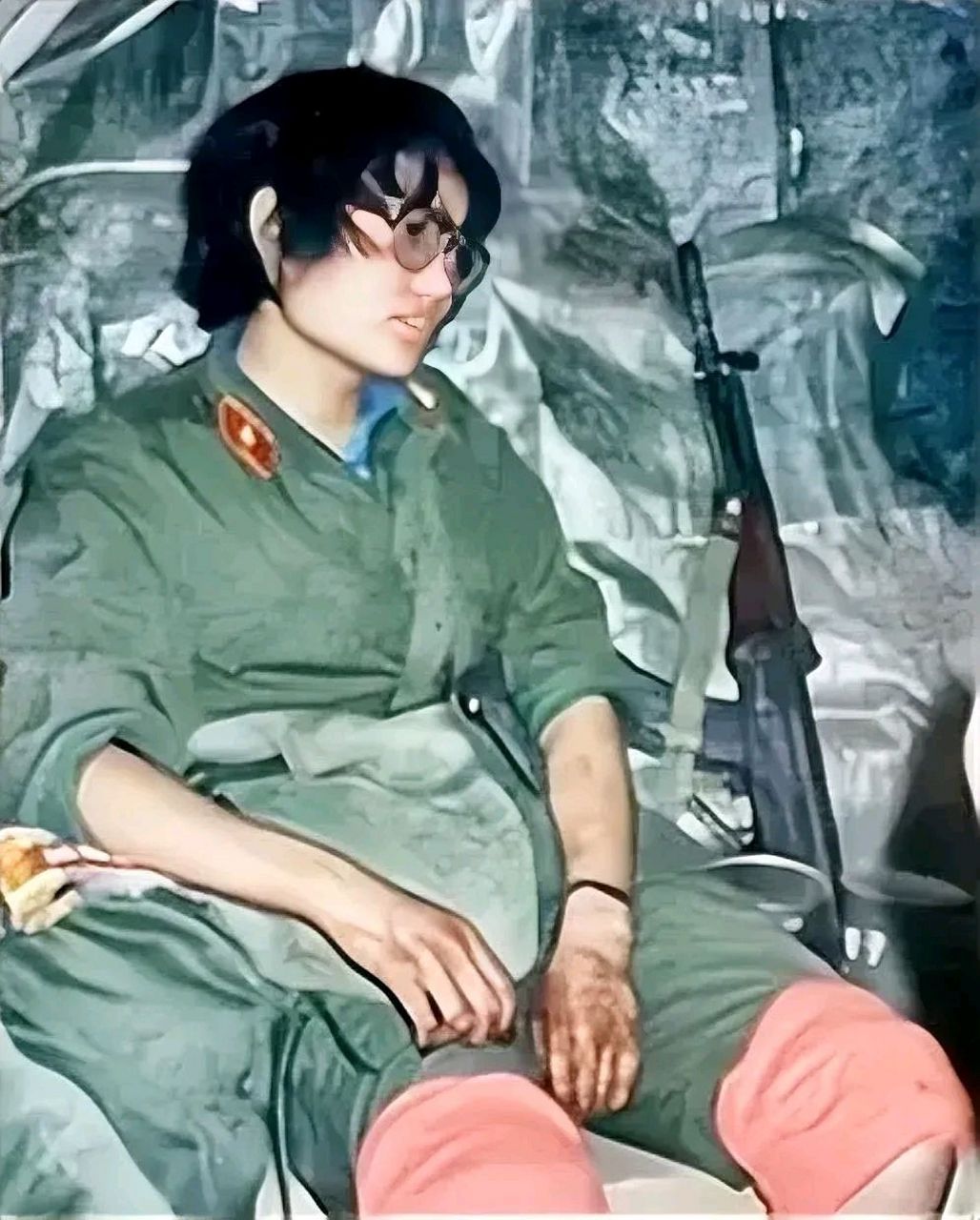 这是一张1986年老山前线的照片,记录了一名女兵刘亚玲完成对伤员的