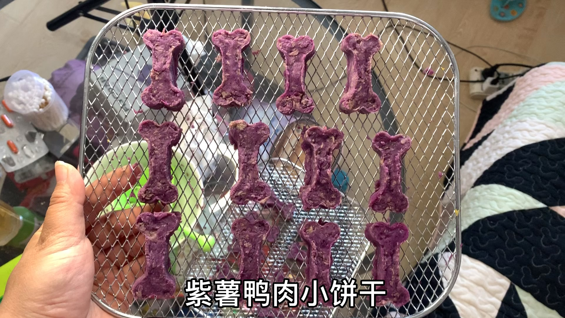 在家给比熊糖豆做点紫薯鸭肉小零食,超香的小饼干,健康又美味