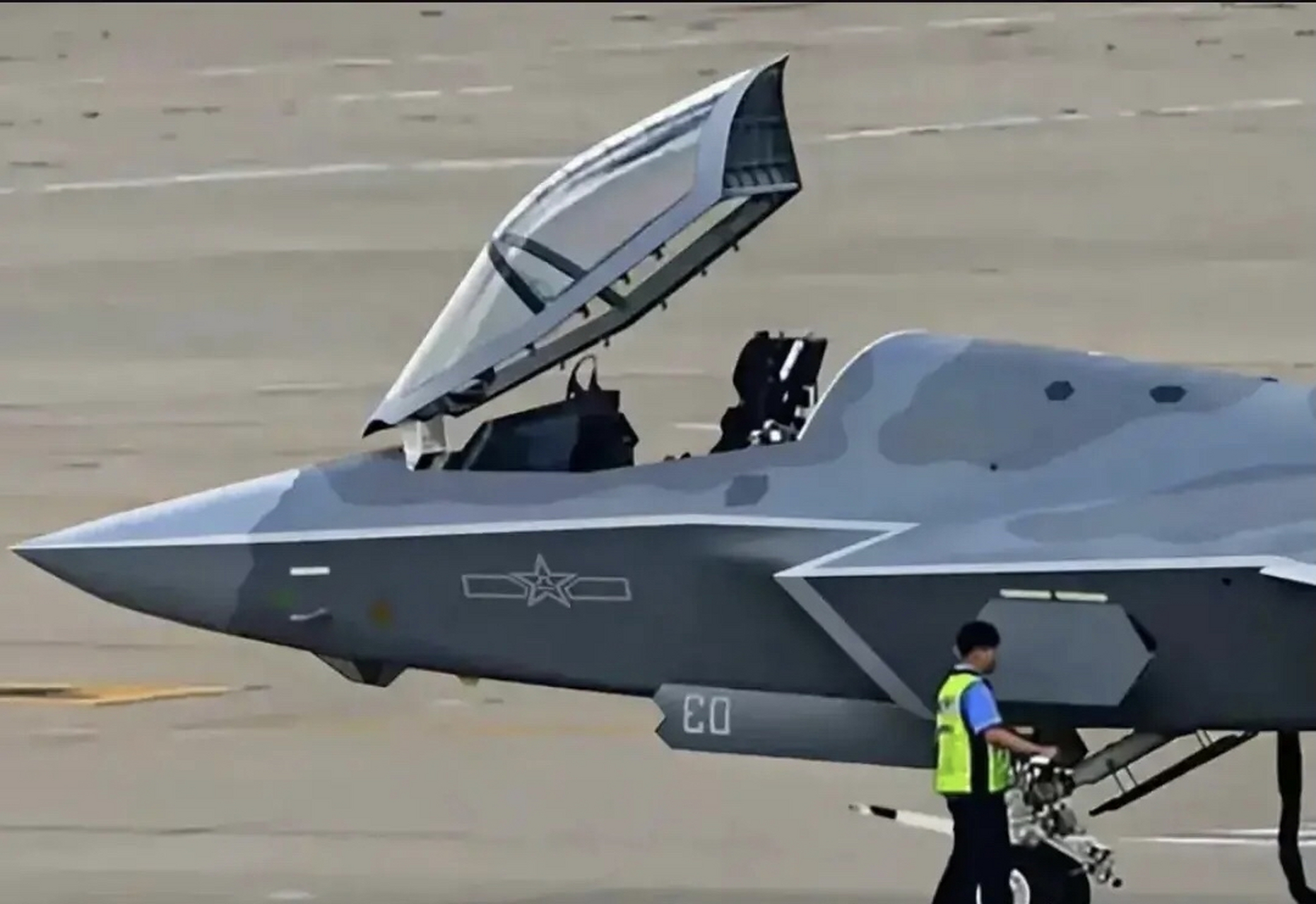 多架歼35首次展示折叠翼状态,和歼15同场亮相.