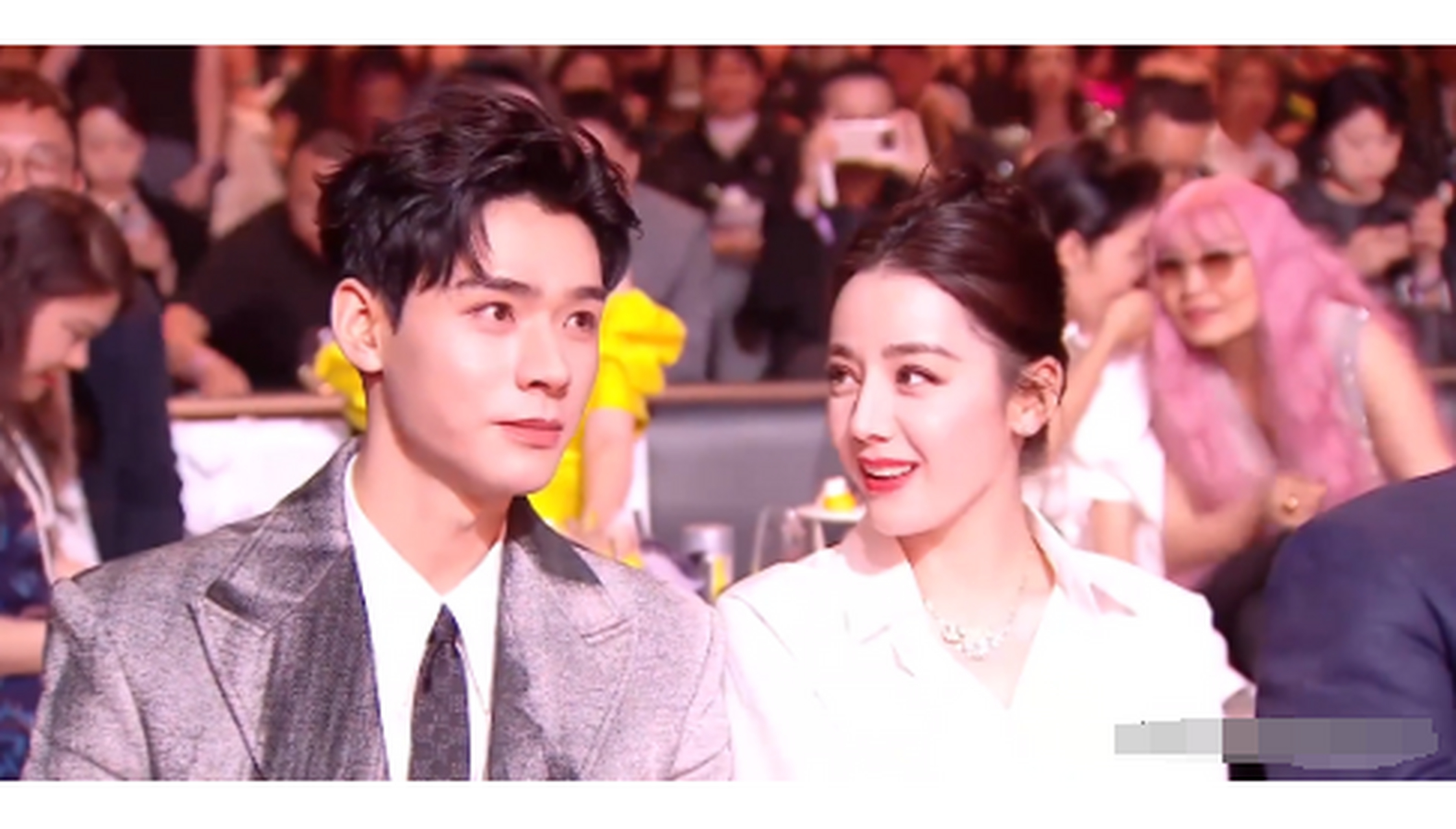 龚俊赠予迪丽热巴鲜花,热巴被吓得跳起舞来.