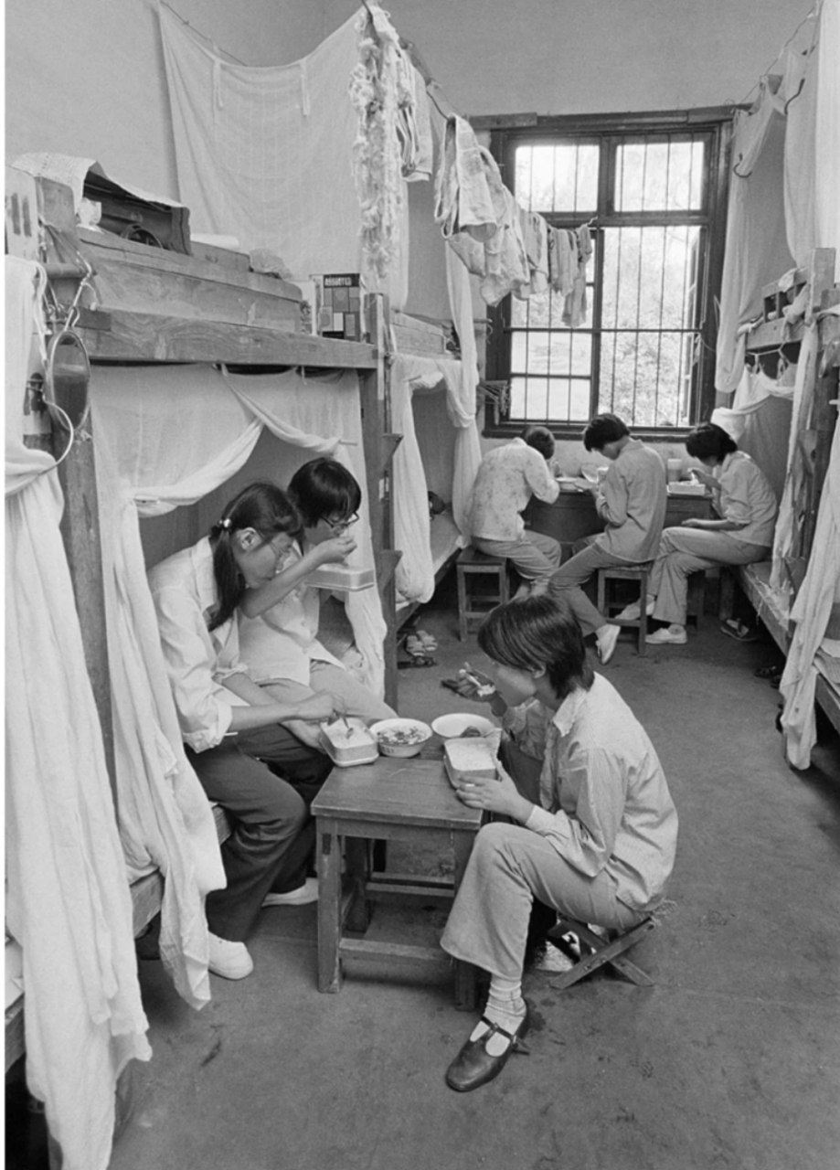 1984年,苏州大学生寝室,分上下铺,学生很多!