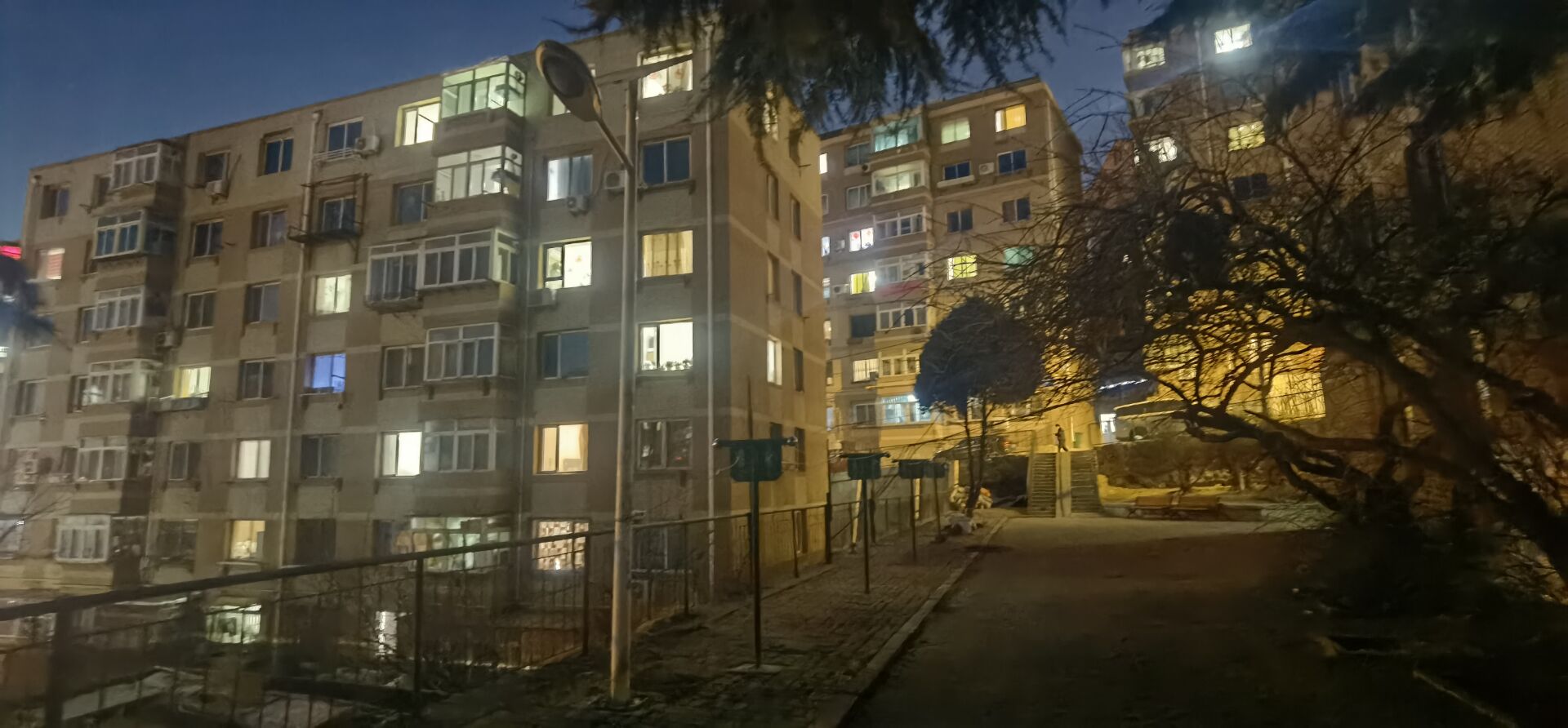 夜晚居民区的这处路灯频闪,居民:配上音乐能蹦迪