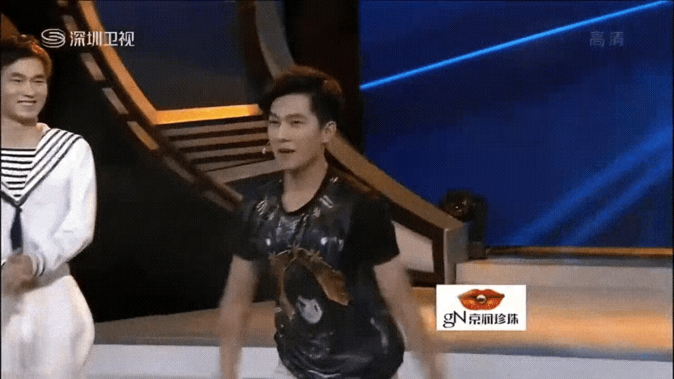 杨洋的舞蹈功底还真不错,摔倒了都不忘摆一个金鸡独立的姿势!