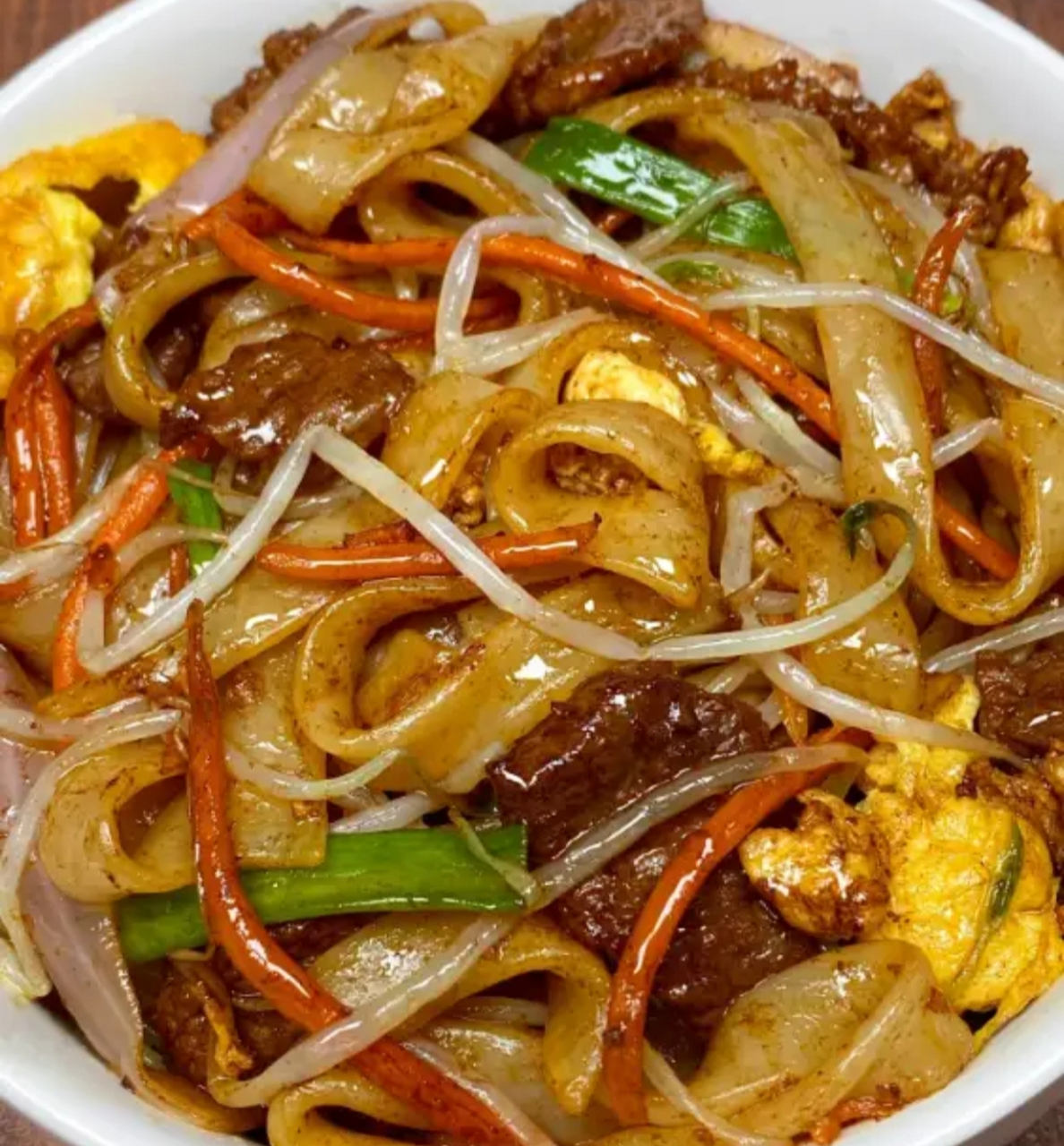 我的美食分享#  干炒牛肉河粉  所需食材:牛肉,豆芽,胡萝卜,鸡蛋