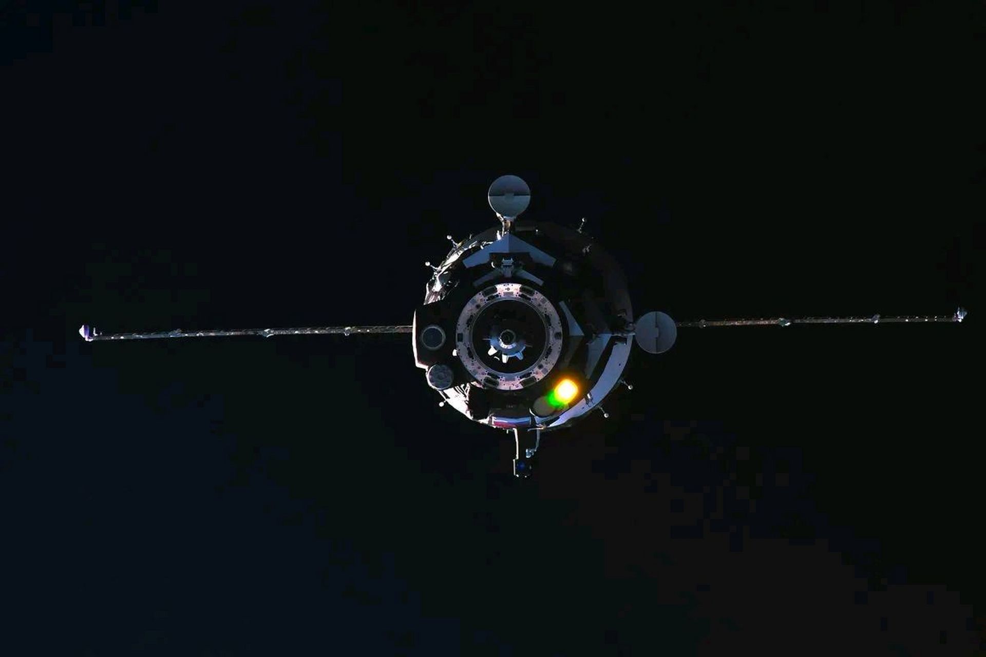 飞船欣赏:俄罗斯"进步号"货运飞船飞行图片