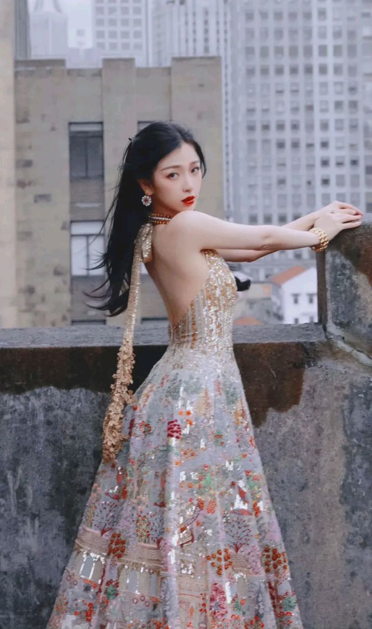 虞书欣金色亮片礼服造型性感妩媚#娱乐大赏# #一眼沦陷# #美女