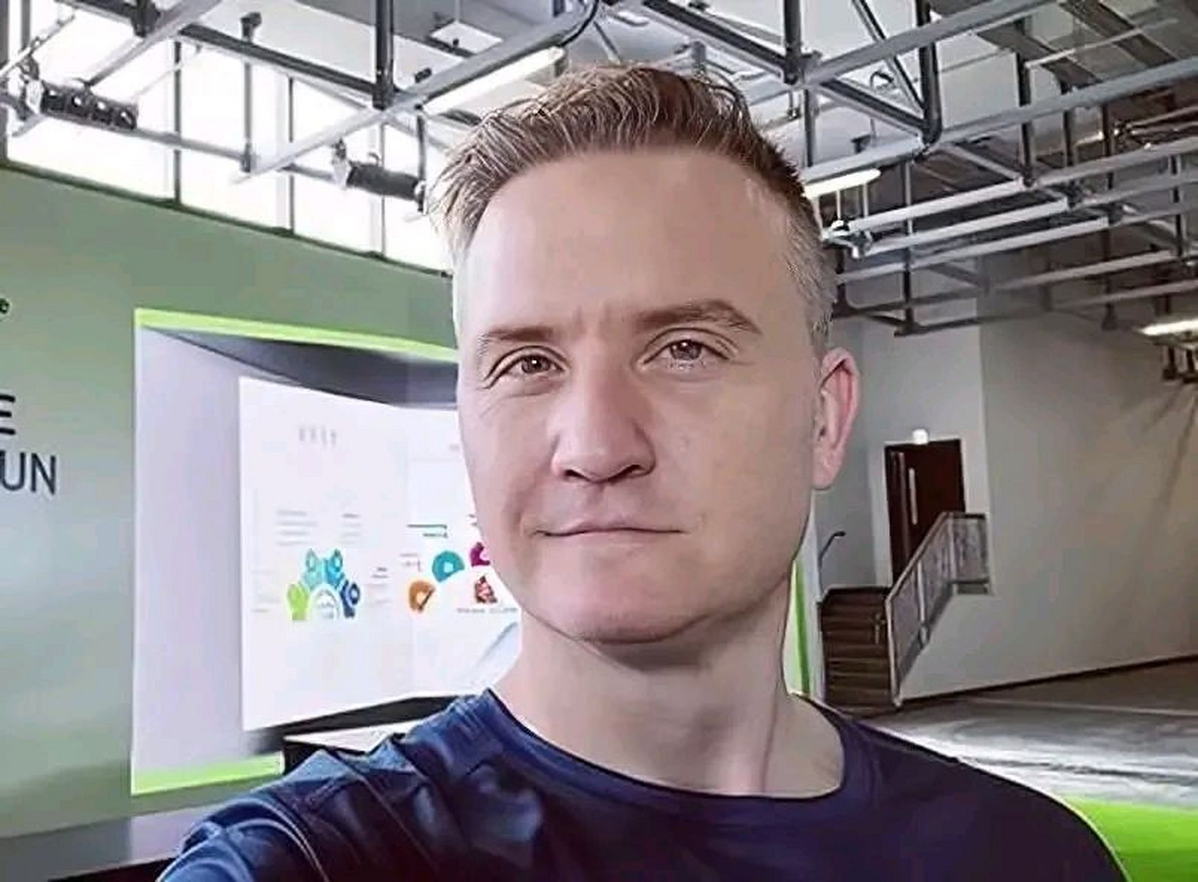 香港tvb知名男演员布伟杰,51岁就当上爷爷,却因为太穷,被离婚,这在