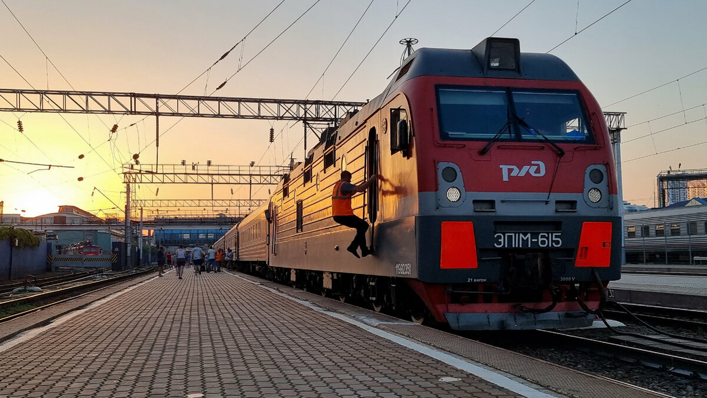 这列火车将从莫斯科开往克拉斯诺达尔.一张票价值150美元.