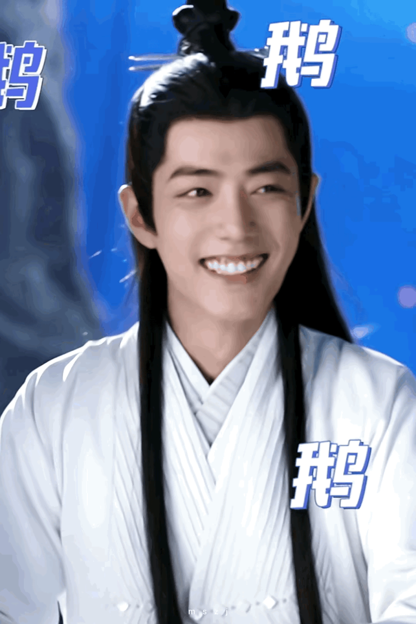 看见肖战这个中指了没有, 就可以证明 他上学早 写字早 学的比较多 就