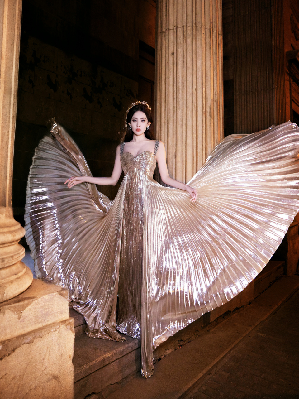 古力娜扎最新红毯造型,头戴皇冠,一身金色深v礼服尽显完美女神气质.