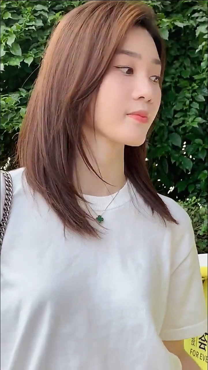 日常生活中的美女车模张芮尔,褪去了车展之上的那份高雅,回复了一个