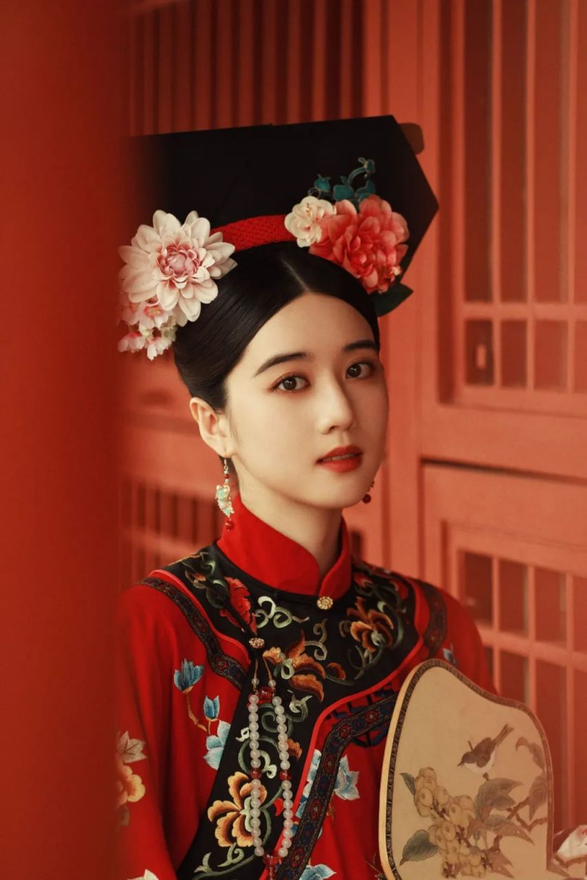 李凯馨再次踏入宫廷,她身穿美丽的古风服饰, 在古风照片中展现出她的