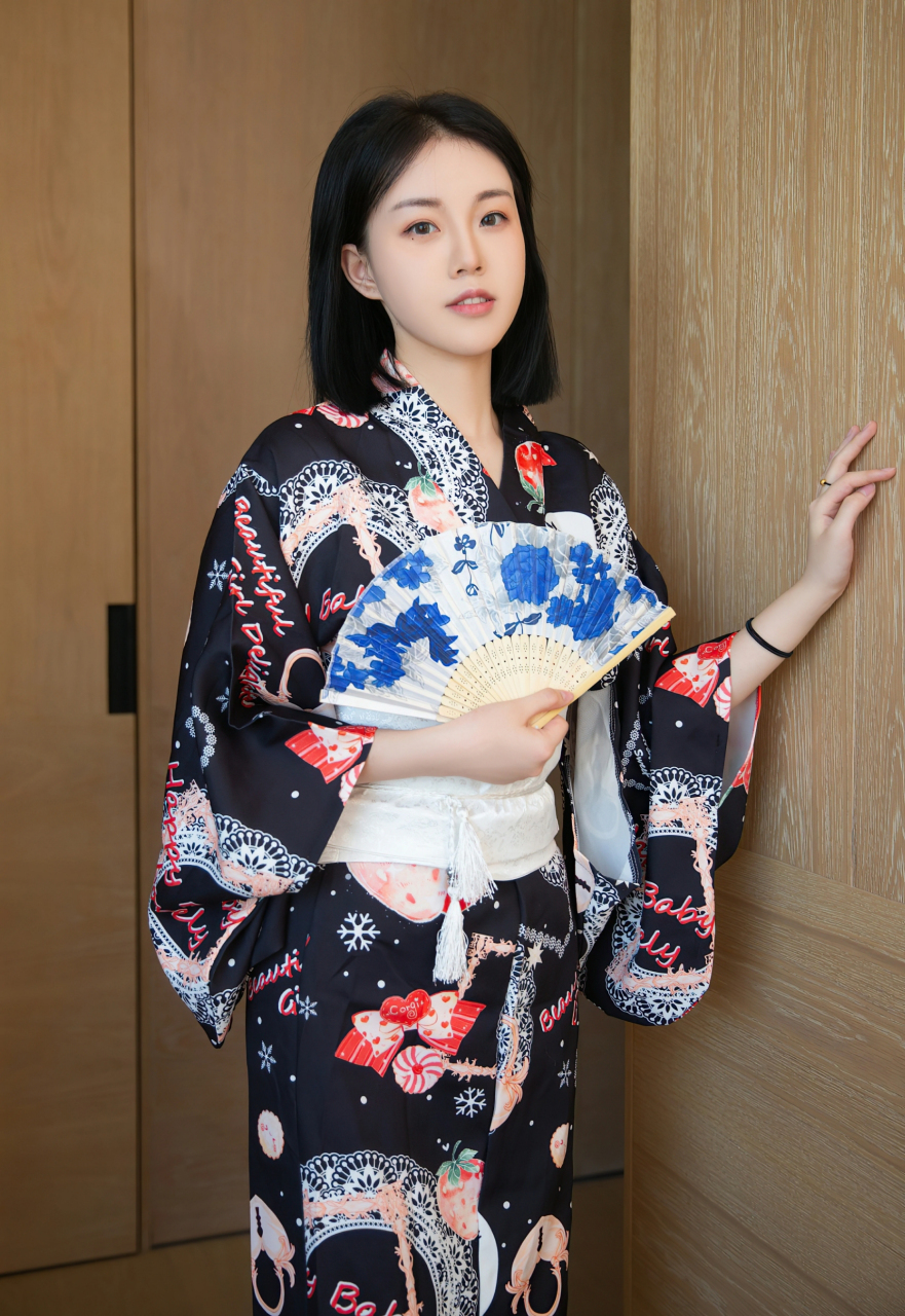 穿和服的小姐姐好漂亮,一头齐肩短发,手握一把折扇,真是韵味浓郁,惹人