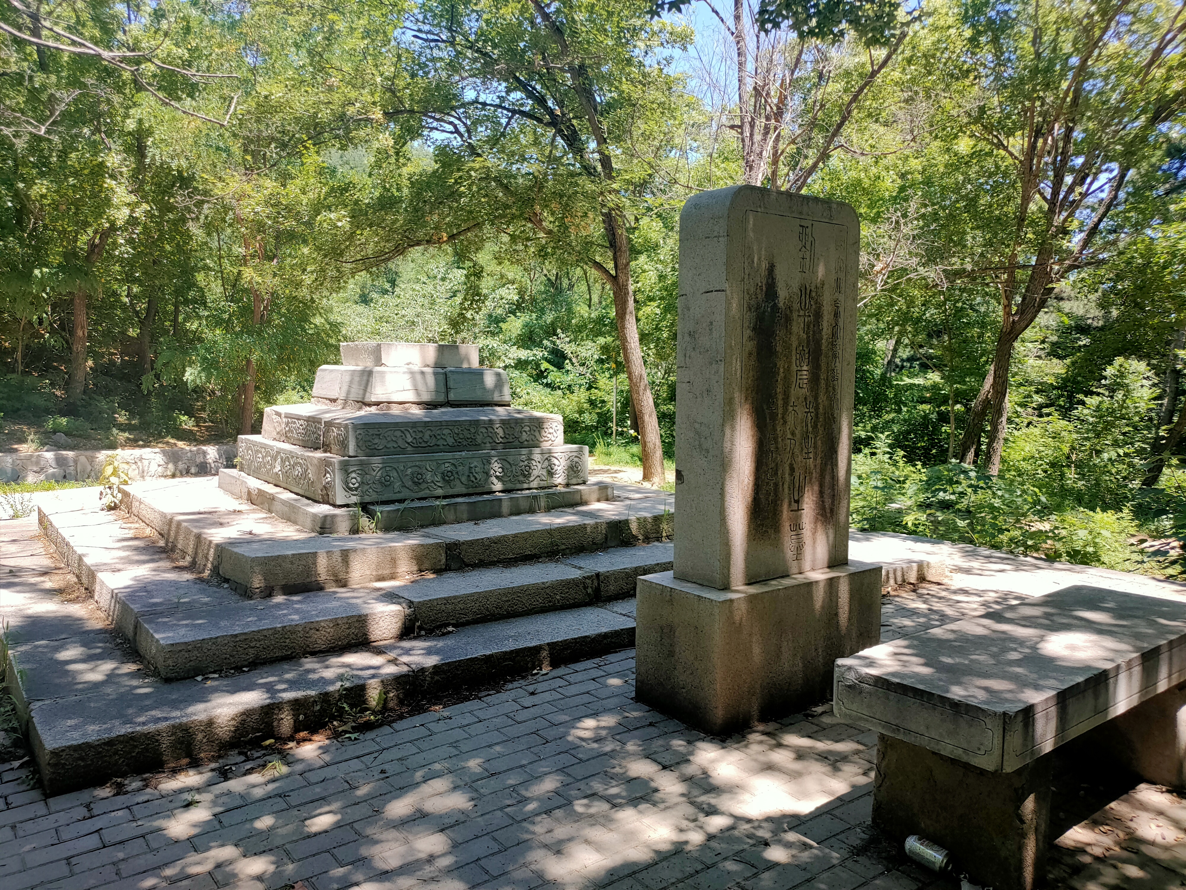 北京香山玉皇顶民国名人墓群