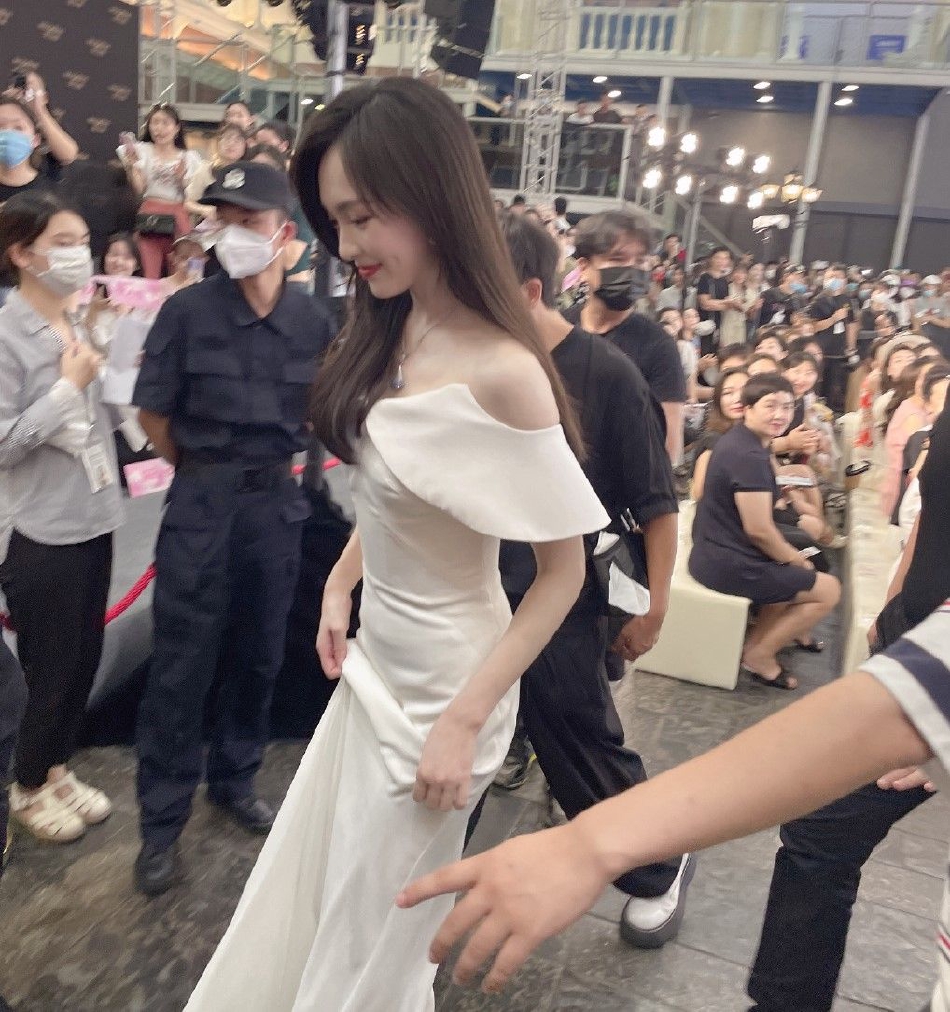 组图：唐嫣获粉丝簇拥人气旺 白色露肩裙装优雅甜美