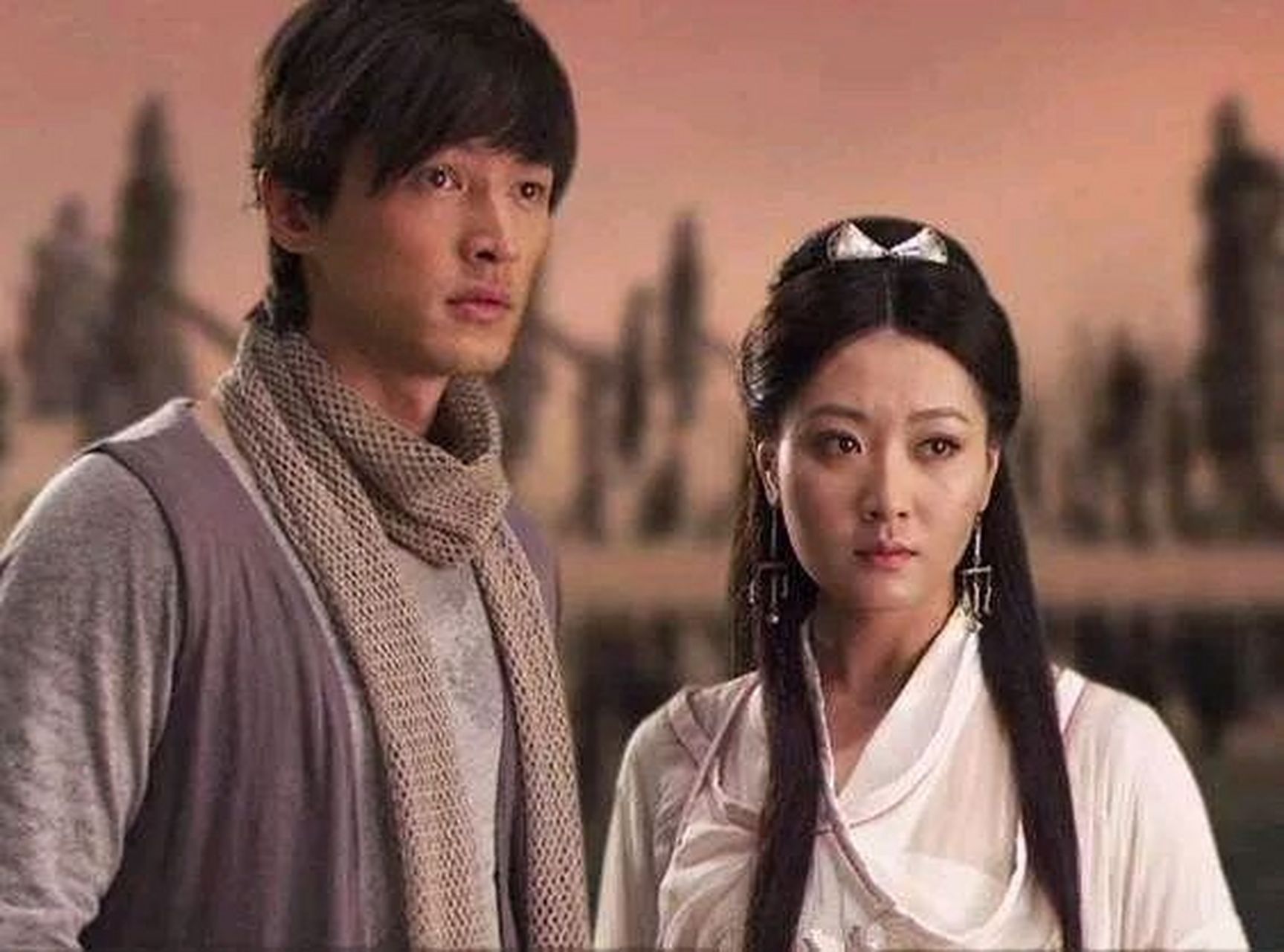 胡歌第一次见白冰是在《神话》的开机发布会上,胡歌坐在休息室里等待