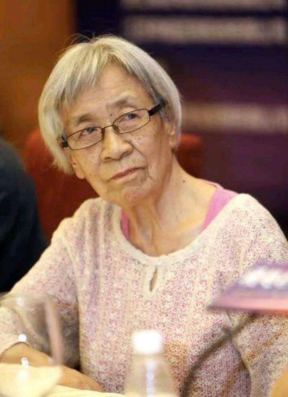 一档节目中,主持人问老戏骨李滨:"您离婚之后就一直没找,一个人过了53