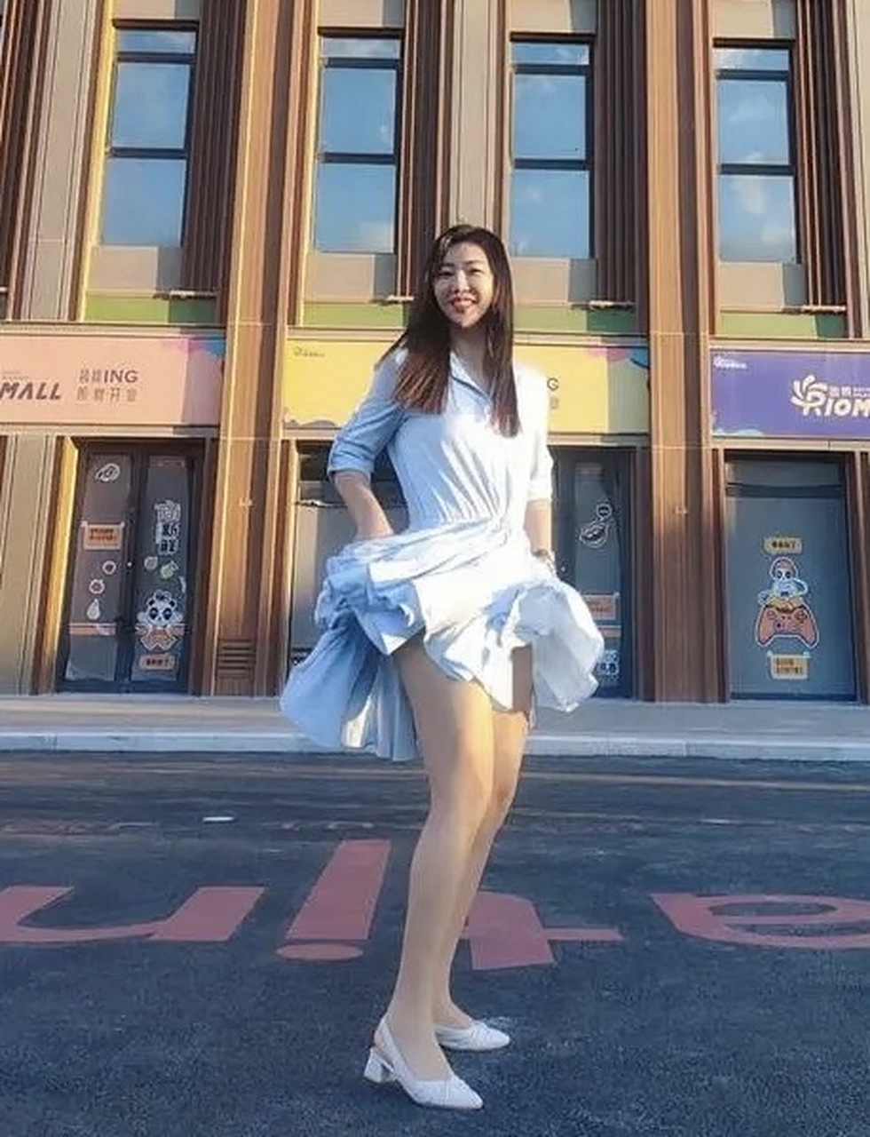 美女这裙子是自己飘起来的吗[笑哭]