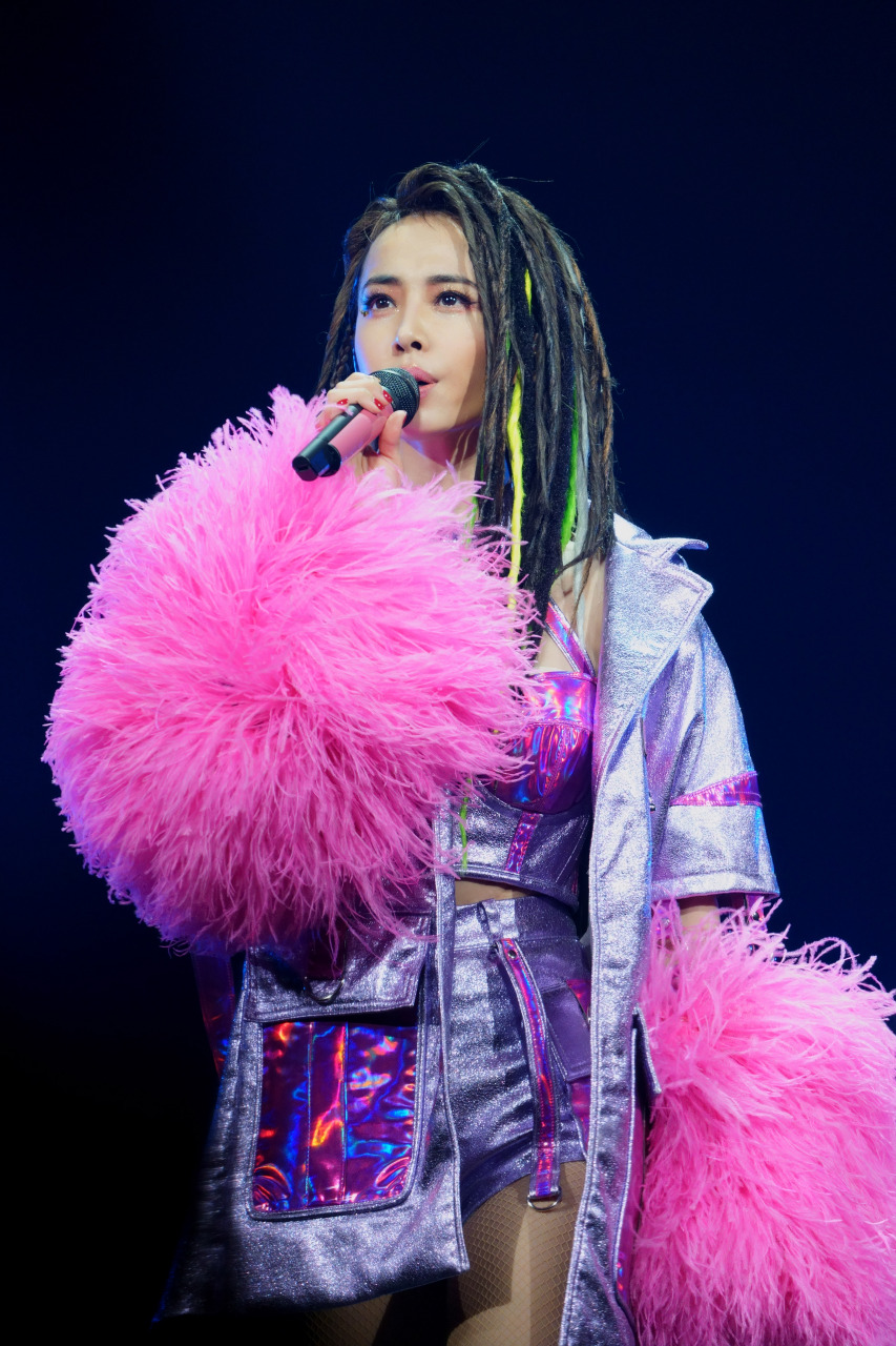 张韶涵明年要在鸟巢开演唱会,成为第一个在鸟巢开演唱会的女歌手.