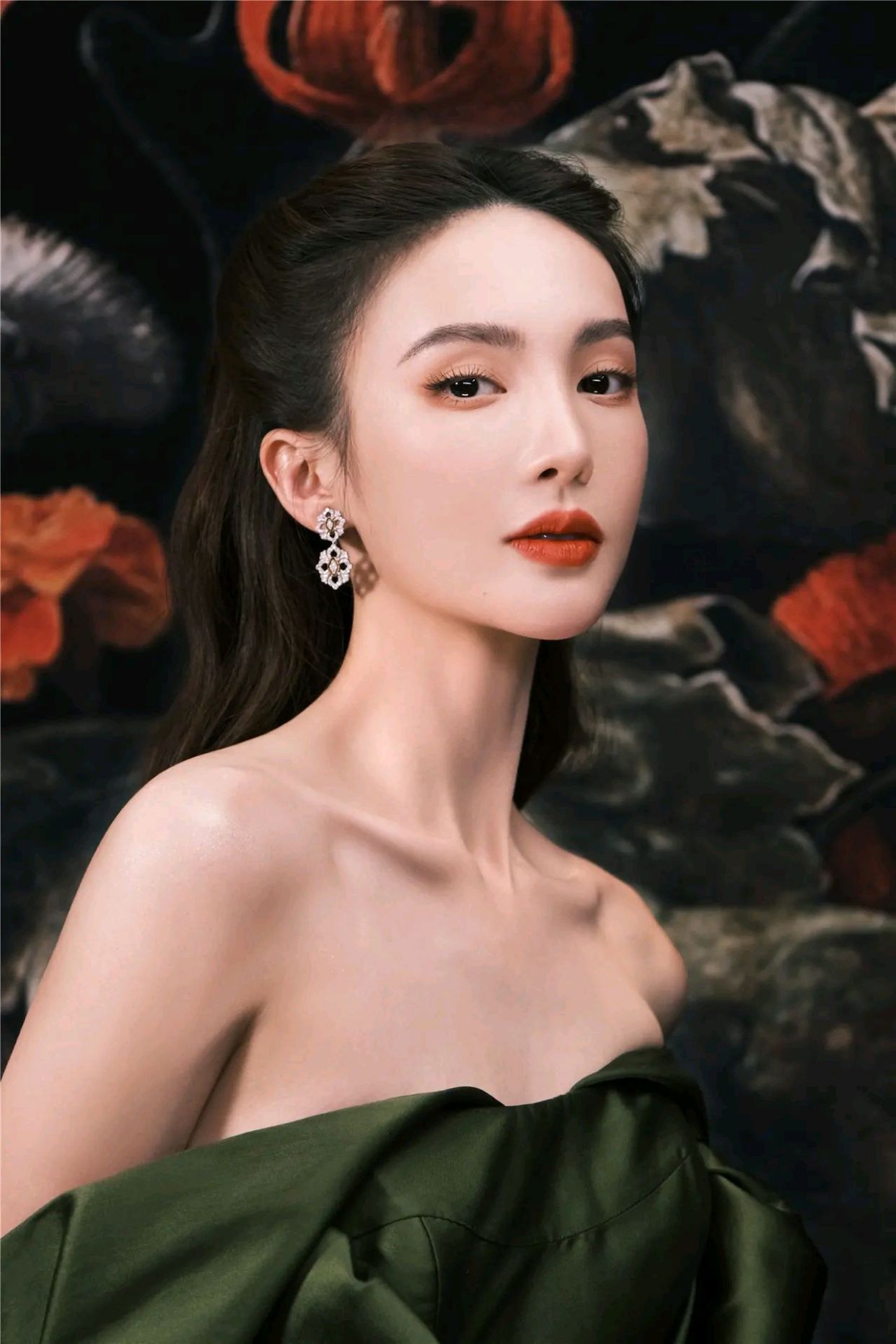 金晨一袭露肩草绿色长裙彰显性感艳丽