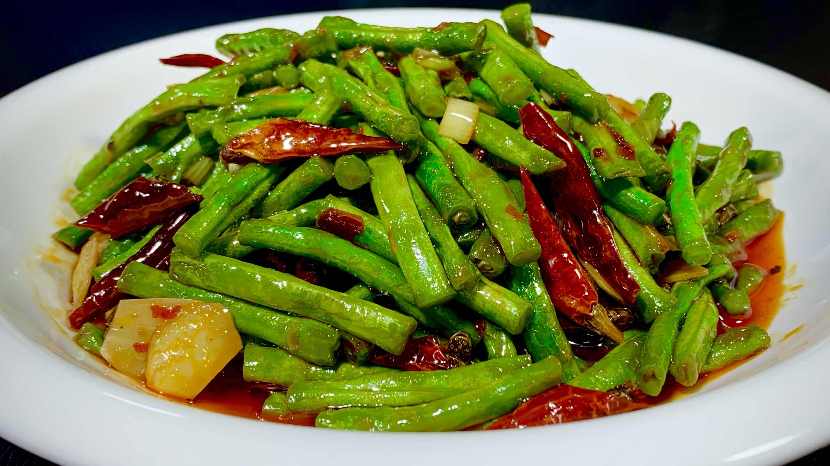 长豆角这样做才好吃，翠绿爽口，麻辣鲜香，比饭店炒的还好吃