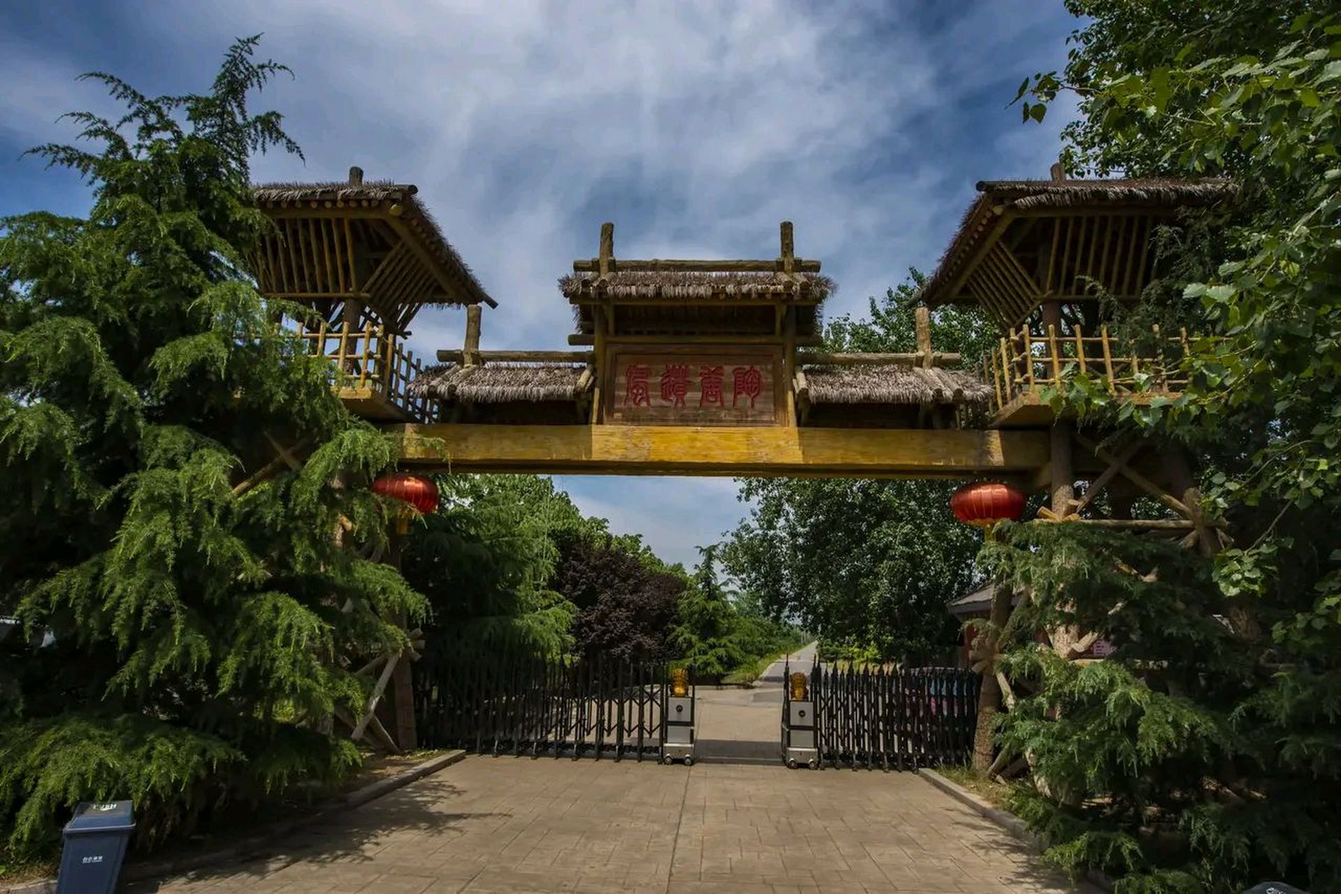 尧帝古居又名尧王台,位于临汾市尧庙镇伊村,现今存有明朝万历年间所立