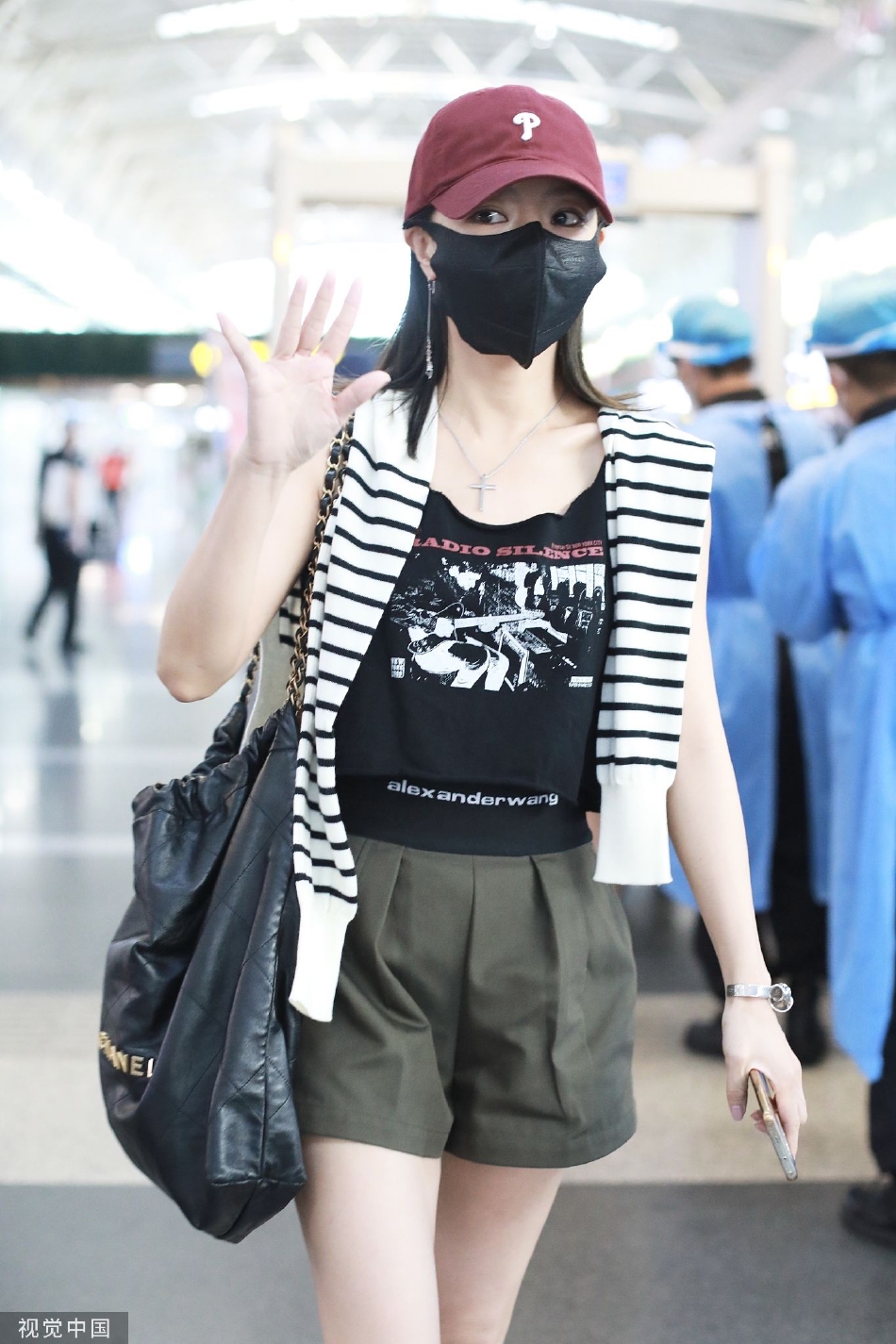 组图：邓家佳戴小红帽现身机场 穿条纹上衣造型简约长腿吸睛第1张图片