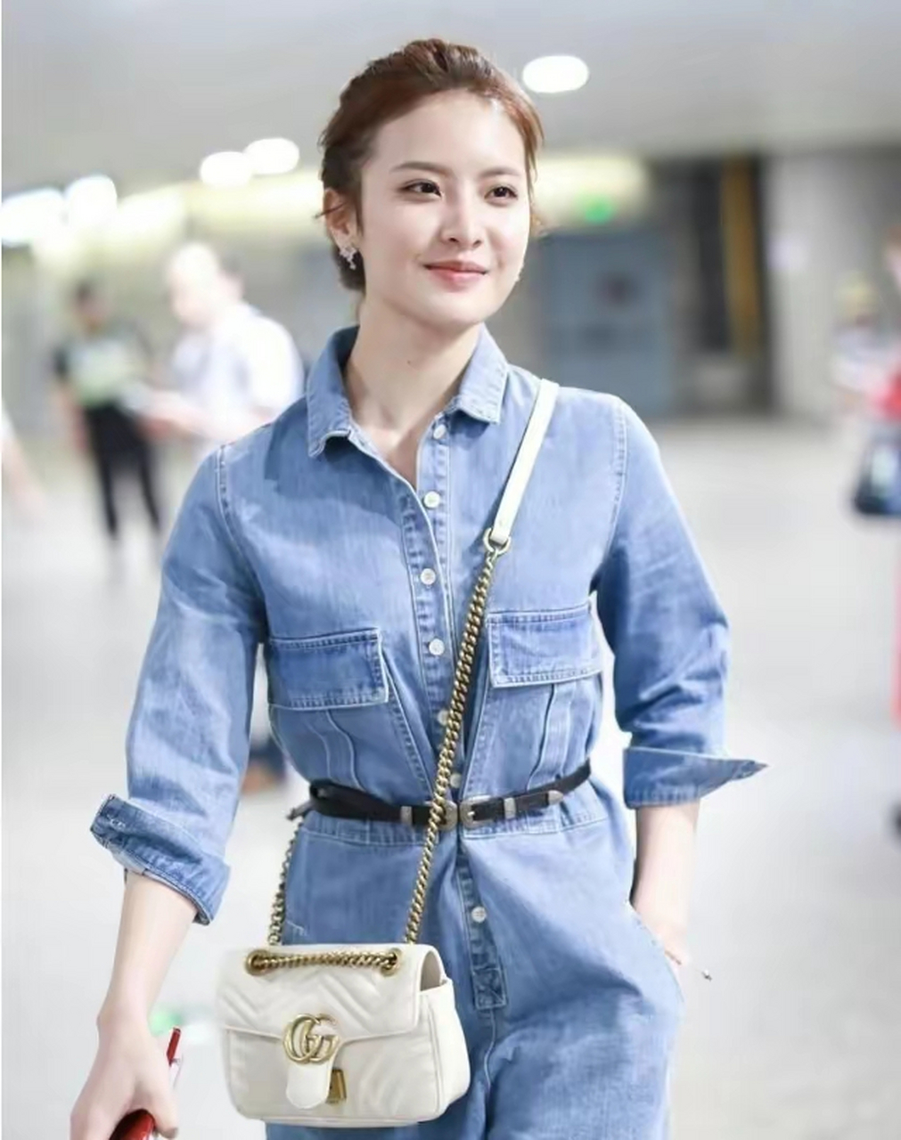 赖雨蒙穿连体牛仔短裤,极品辣妈和极品少妇的感觉,女人味儿十足