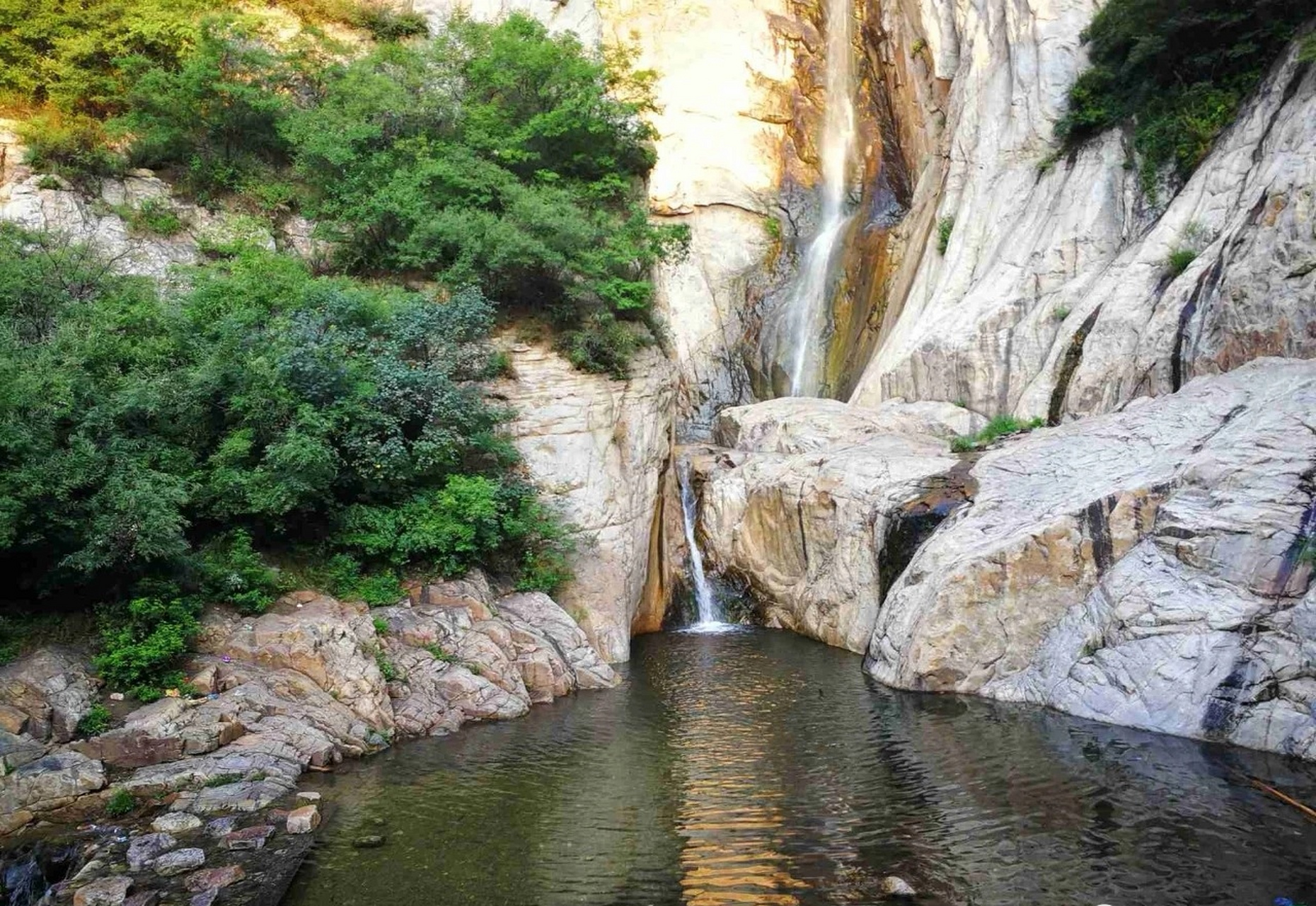 中岳嵩山,风光无限,景点众多,九龙潭就是其中之一.