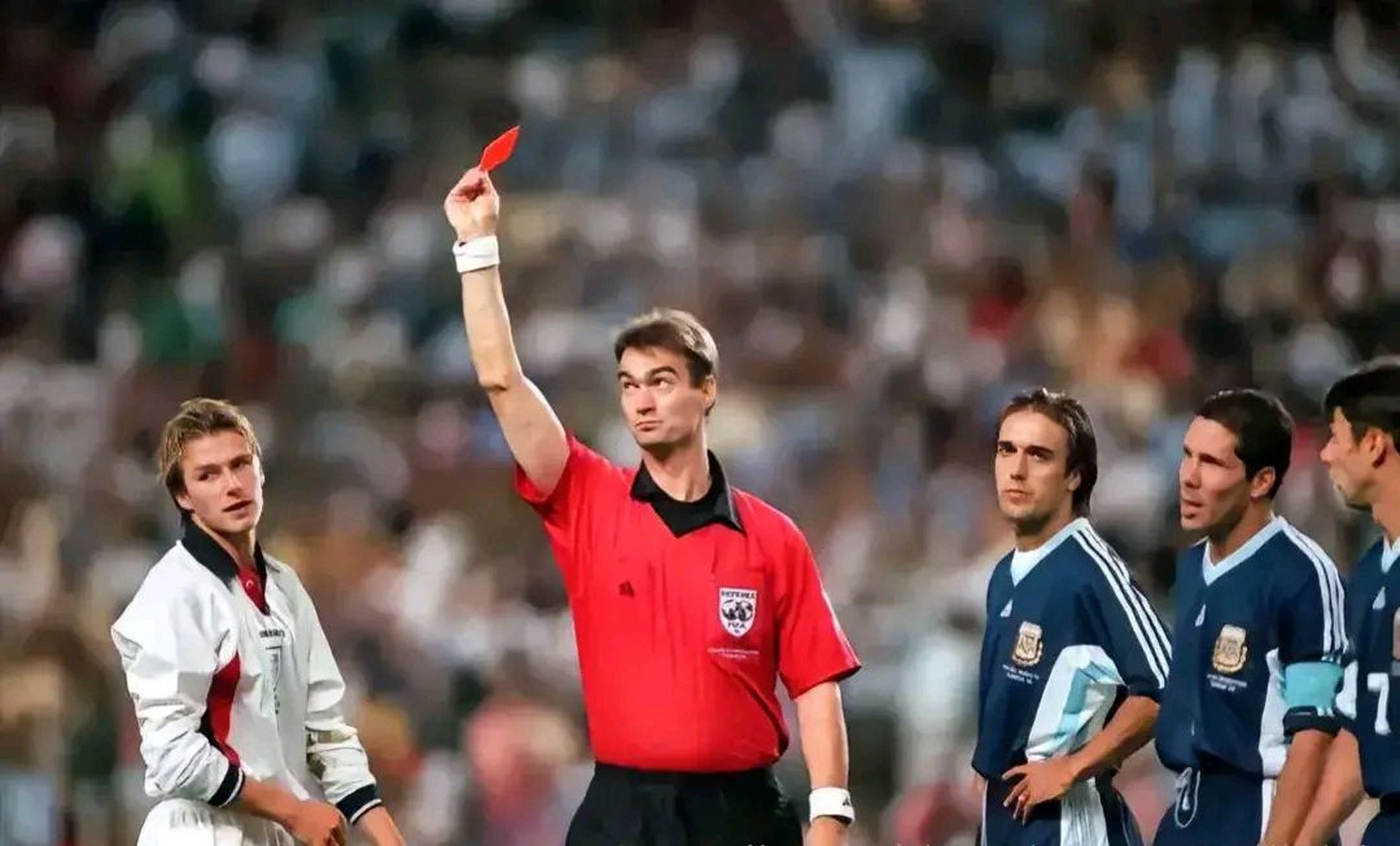 英格兰女足7号劳伦·詹姆斯,复制贝克汉姆1998年世界杯红牌!