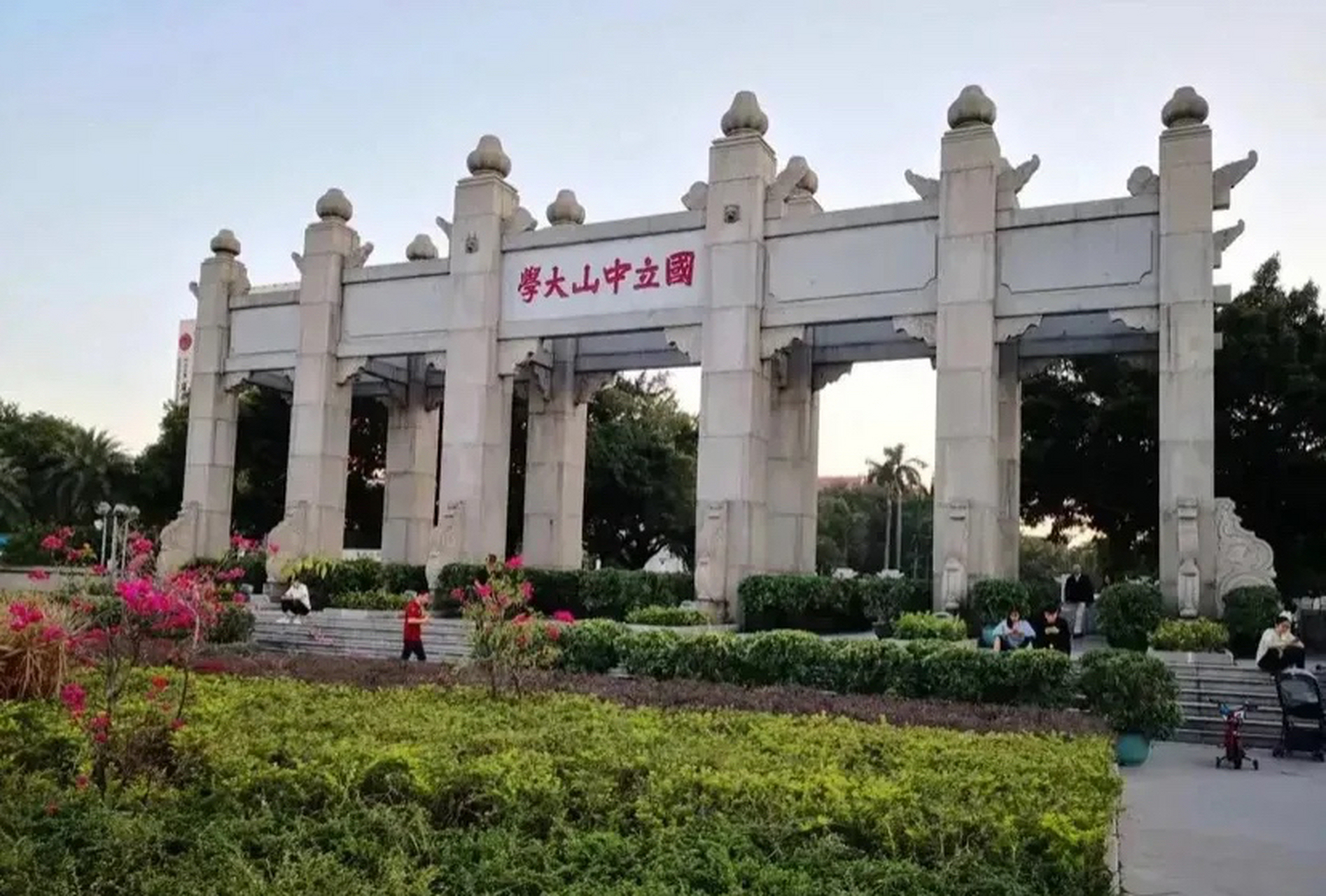 犹豫要不要拒绝了一个很要好的朋友,他是中山大学的硕导,想让我推荐一