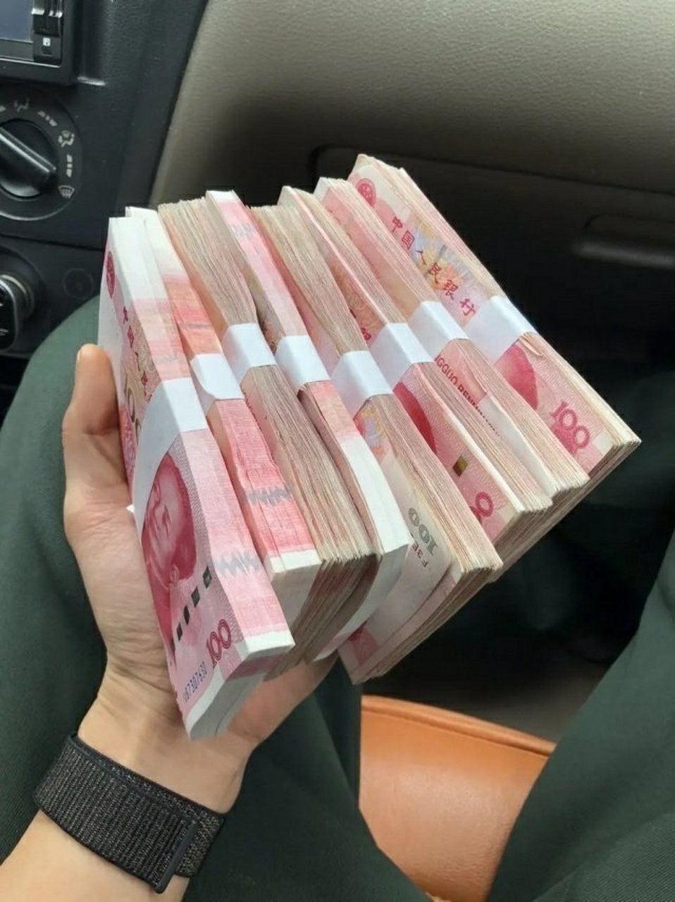要用点现金,去银行取钱,在排队,前面一个人取了1000元,数到600元时,他